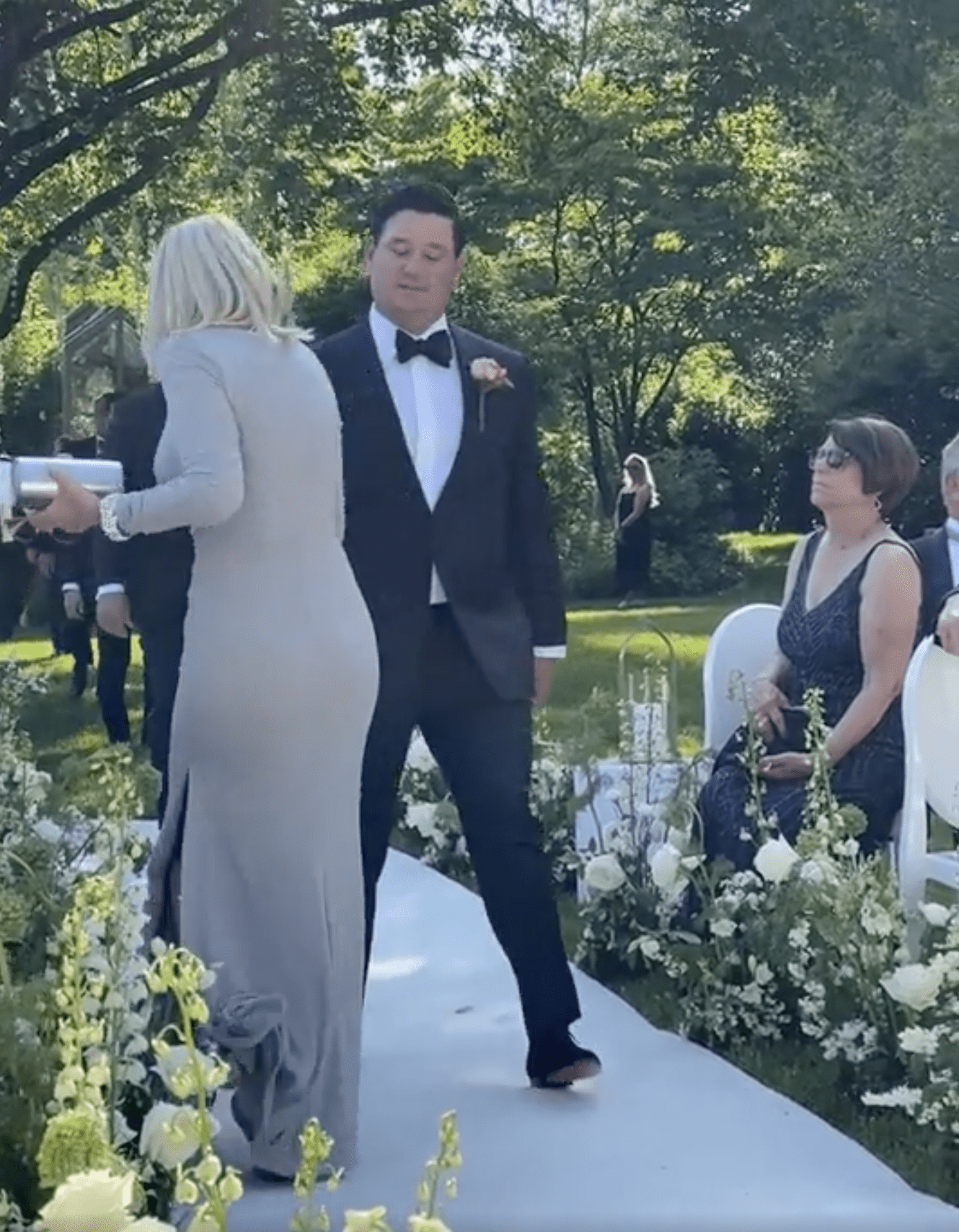 The lady in cream-colored dress barely escaped the aisle while the groom made his entry. | Source: reddit.com/r/weddingshaming