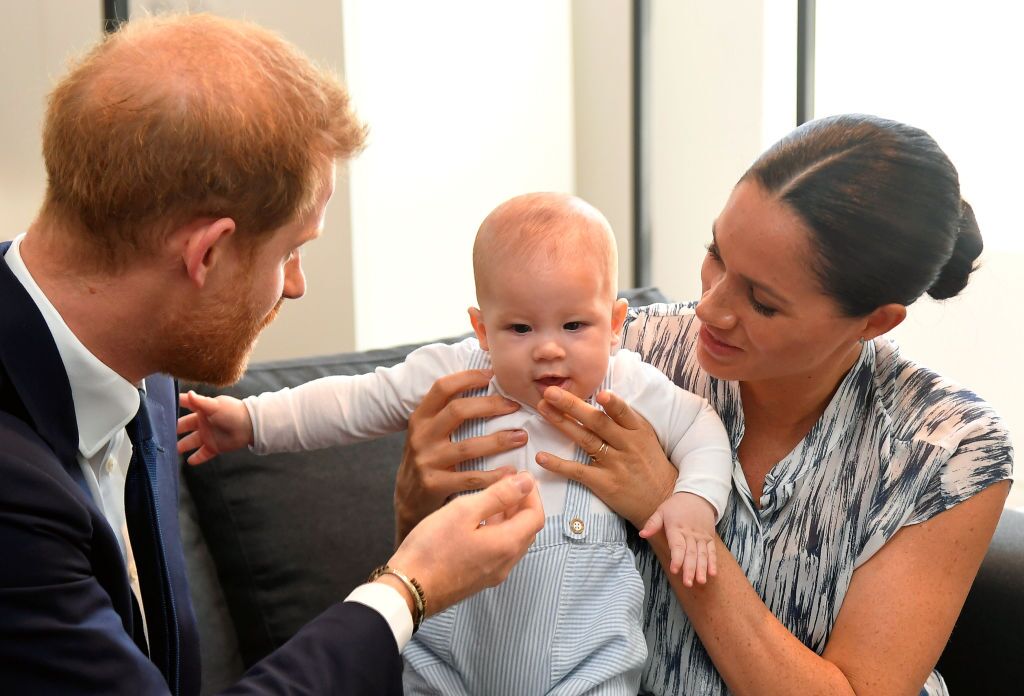 Le Prince Harry, Duc du Sussex et Meghan, Duchesse du Sussex s'occupent de leur petit fils Archie Mountbatten-Windsor lors d'une rencontre avec l'Archevêque Desmond Tutu à la Fondation Desmond & Leah Tutu Legacy lors de leur tournée royale en Afrique du Sud le 25 septembre 2019 au Cap, en Afrique du Sud. | Photo : Getty Images