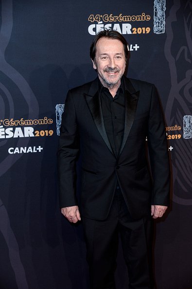 Jean Hugues Anglade vu sur le tapis rouge lors des César 2019 |Photo : Getty Images.