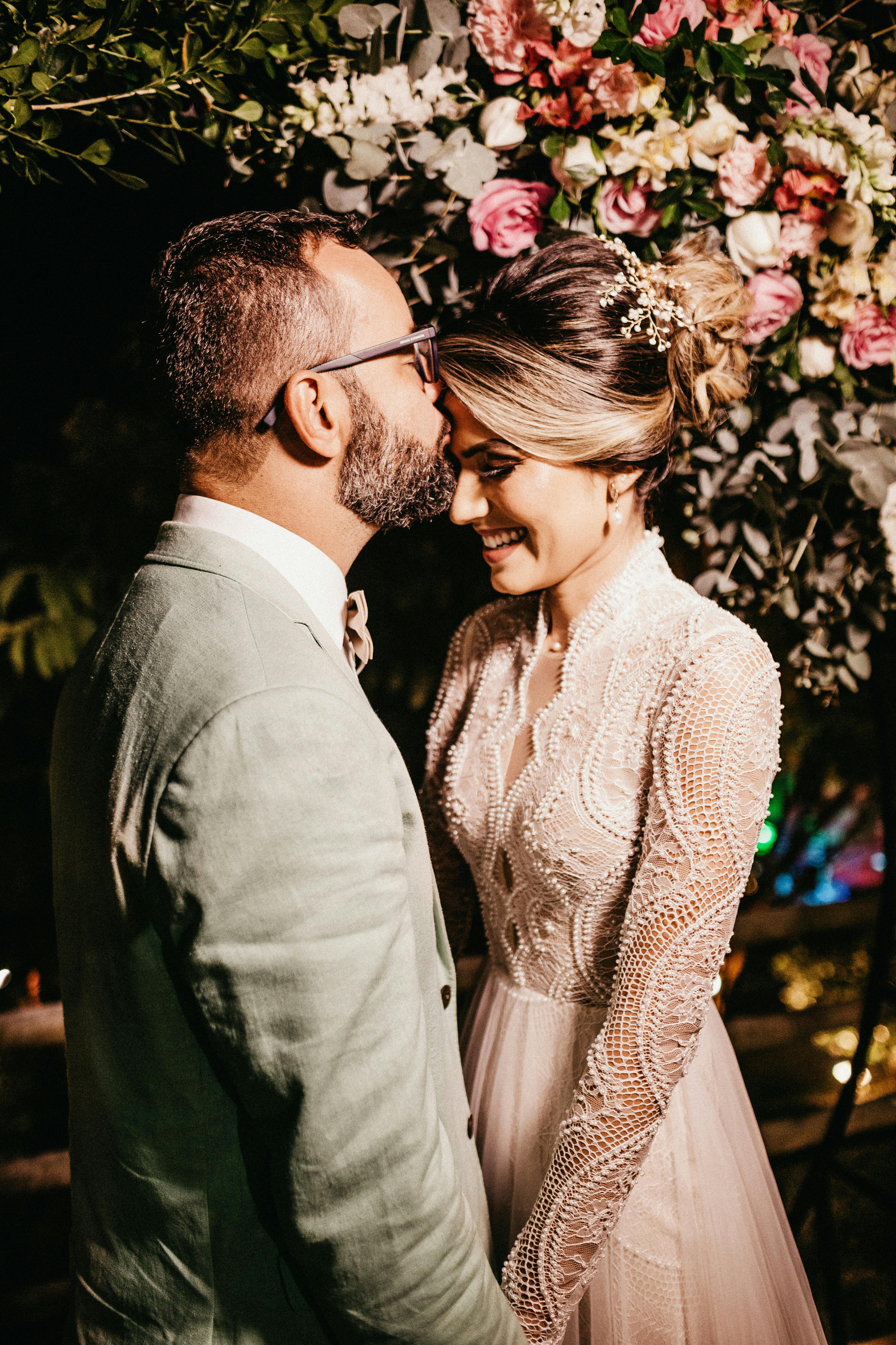 Smiling bride and groom | Source: Pexels