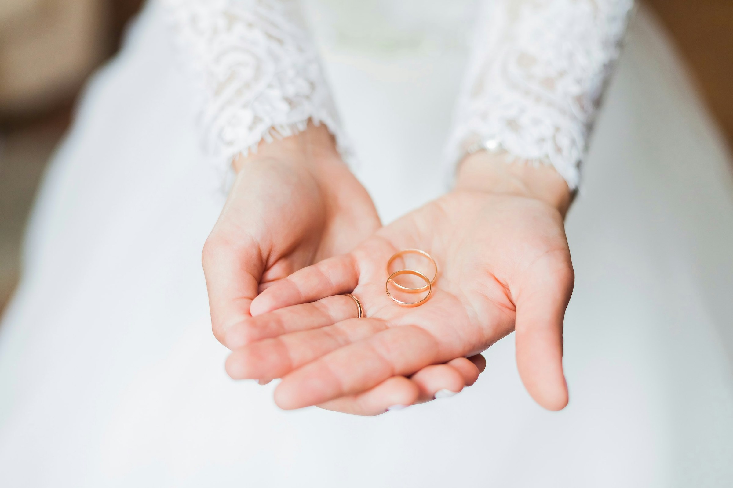 A bride holding wedding rings | Source: Unsplash