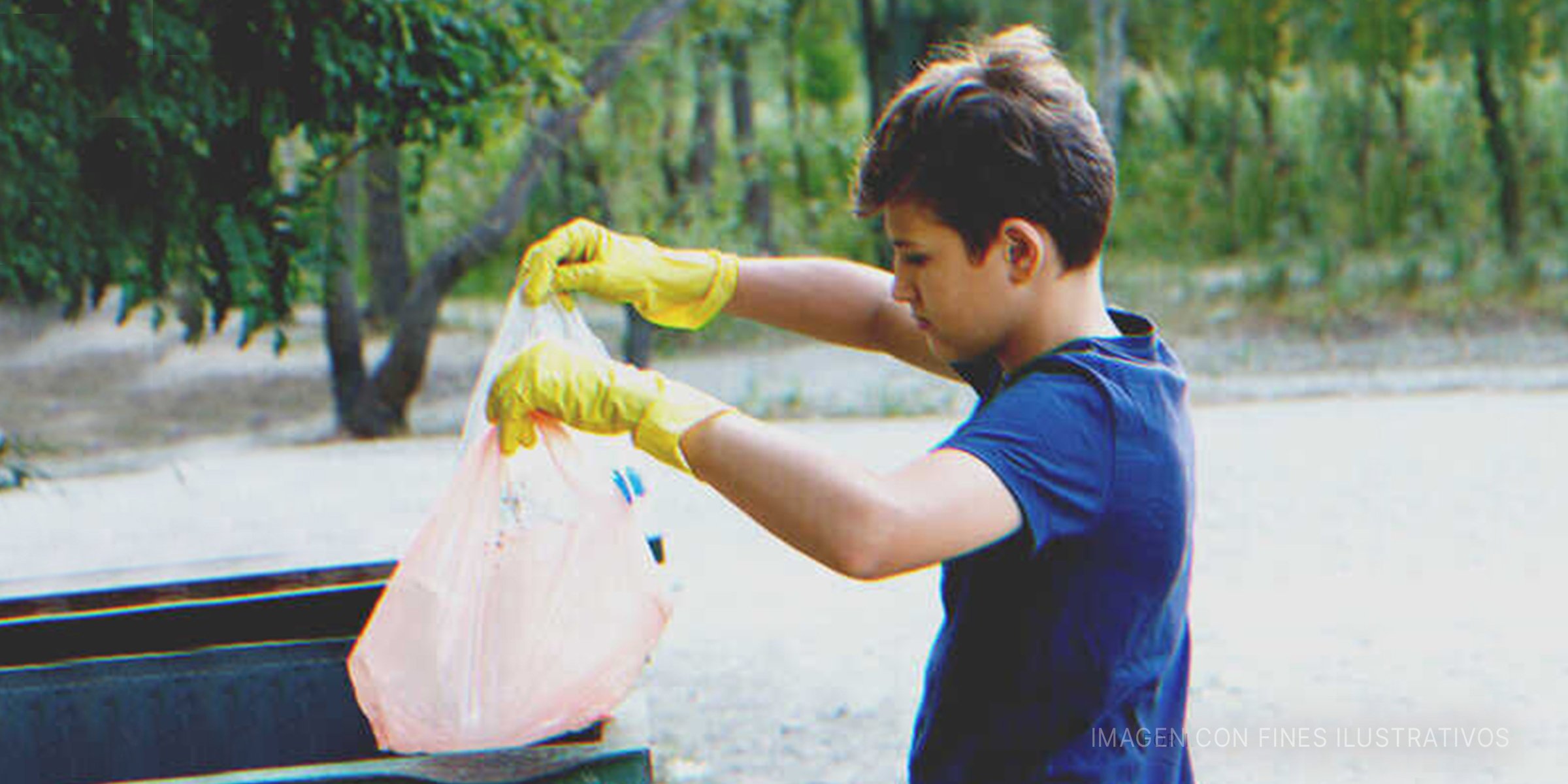 Niño saca basura de un contenedor | Foto: Shutterstock
