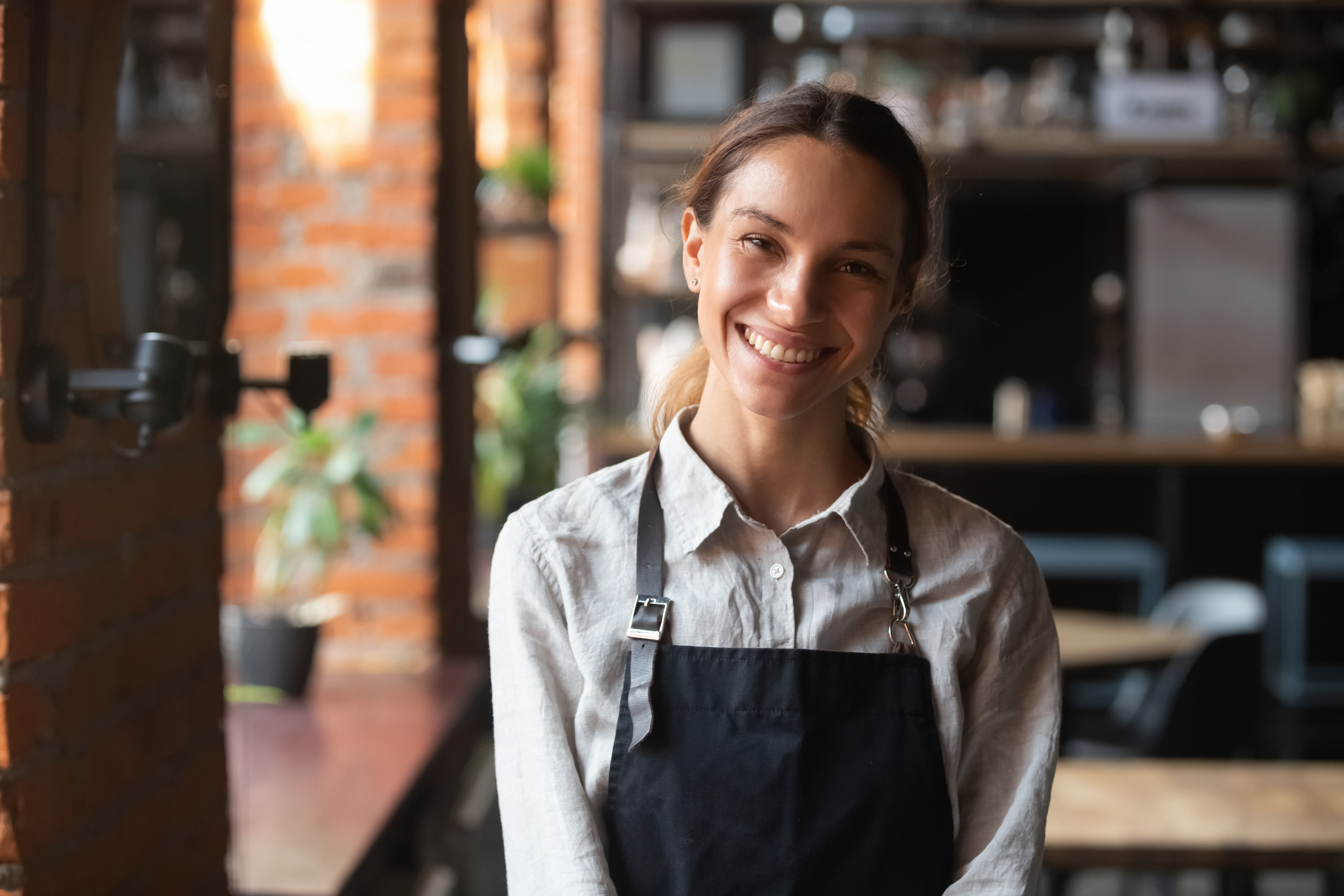 A waitress smiling | Source: Pexels