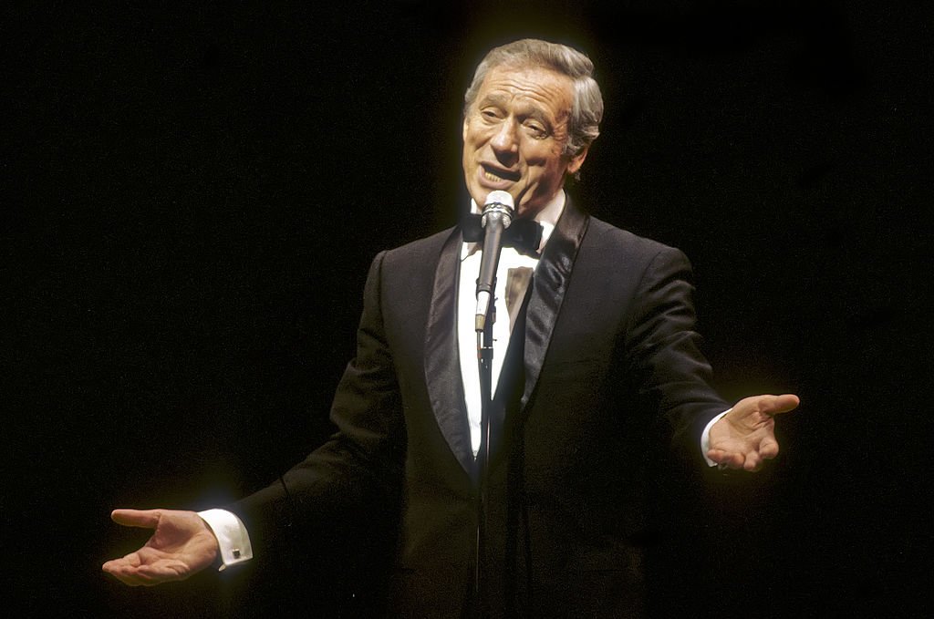 Yves Montand se produit lors du gala "Celebration !" du Metropolitan Opera au Lincoln Center de New York, New York, le 13 mai 1984. | Photo Getty Images Yves Montand se produit lors du gala "Celebration !" du Metropolitan Opera au Lincoln Center de New York, New York, le 13 mai 1984. | Photo Getty Images