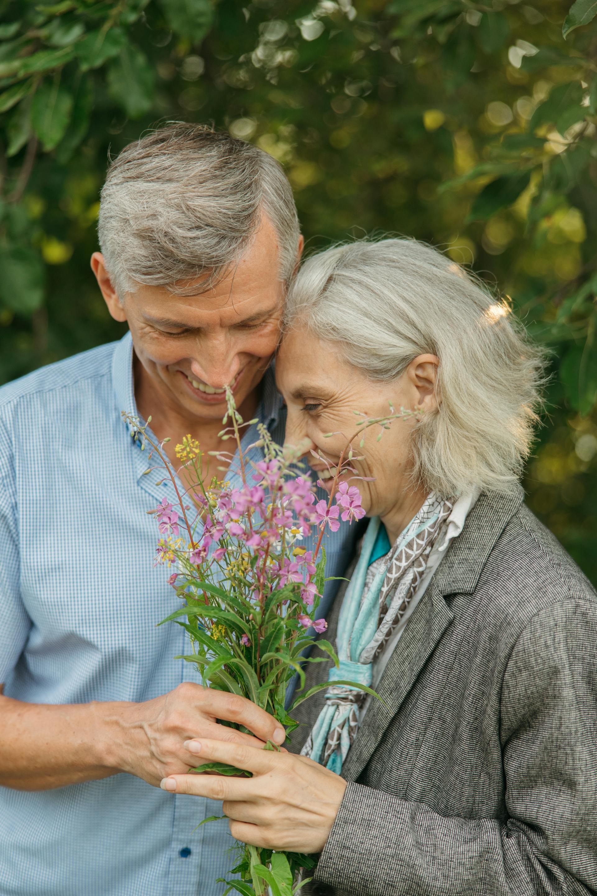A close-up shot on an elderly couple holding flowers | Source: Pexels