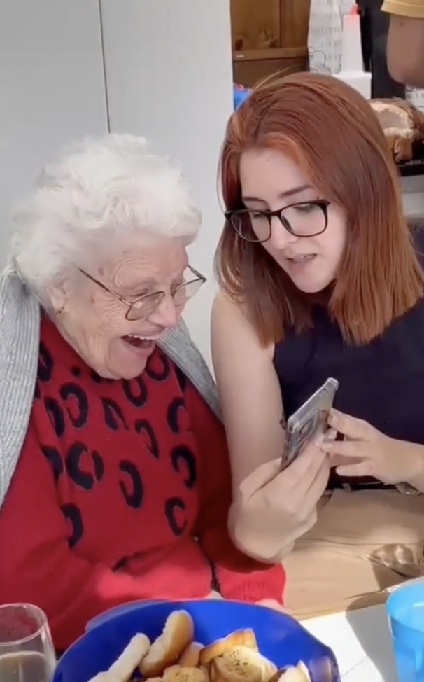 Guada Kelly's great-granddaughter showing her the comments on her TikTok videos in 2023 | Source: tiktok.com/@guada.kelly