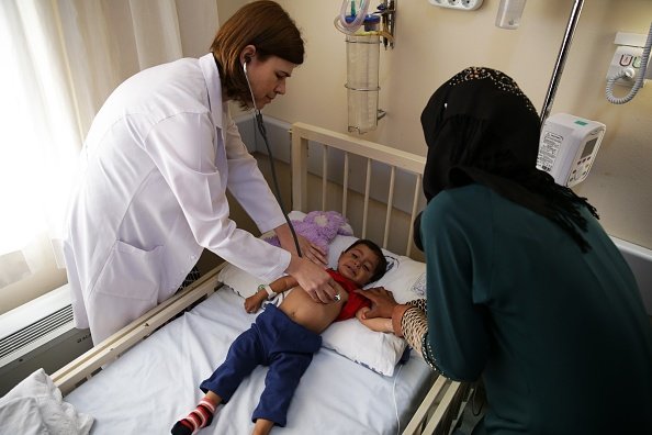 Foto de una doctora examinando a un niño pequeño. | Imagen: Getty Images