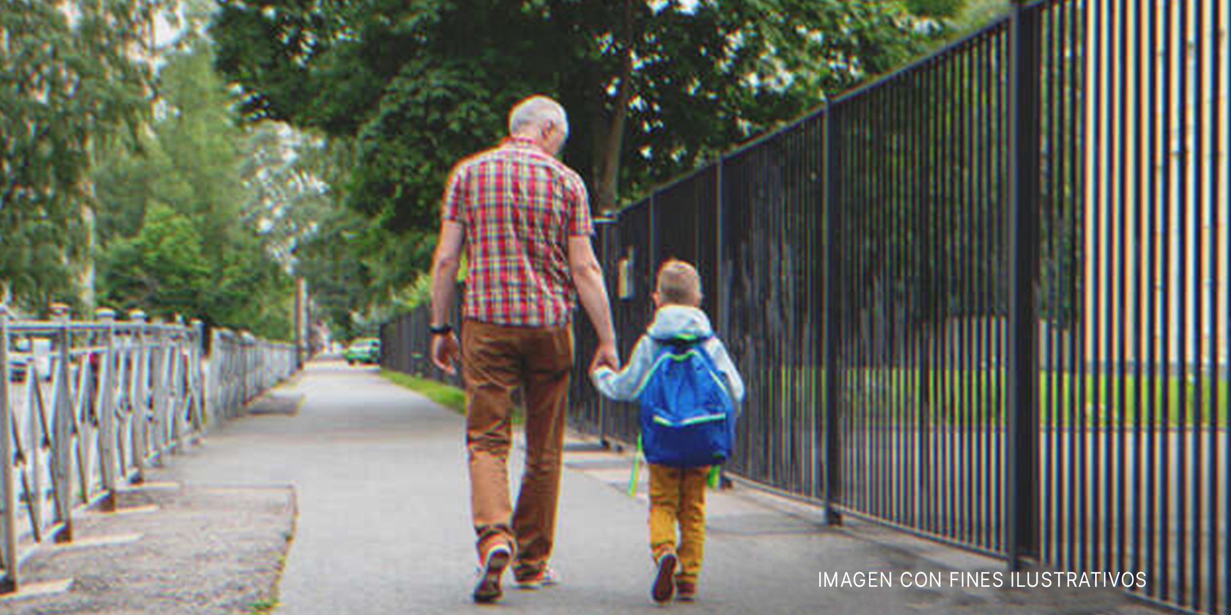 Niño camina de la mano de un hombre | Foto: Shutterstock