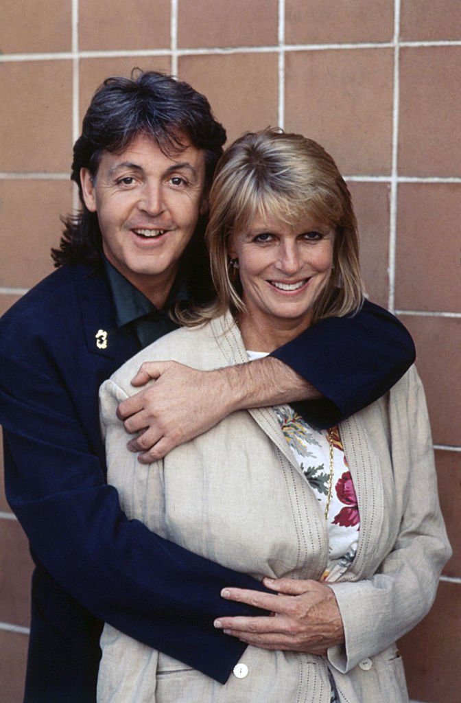 Foto von Paul McCartney, der seine Frau Linda Eastman umarmt. 1989 | Quelle: Getty Images