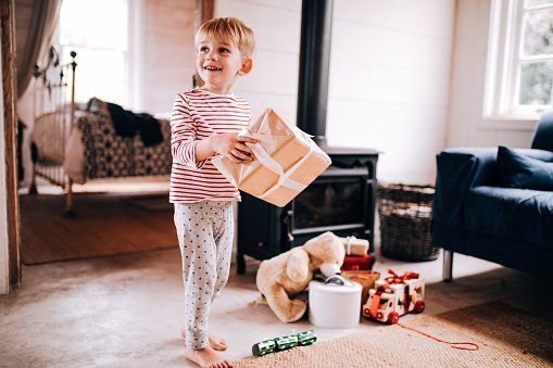 Little boy with present | Photo: Getty Images