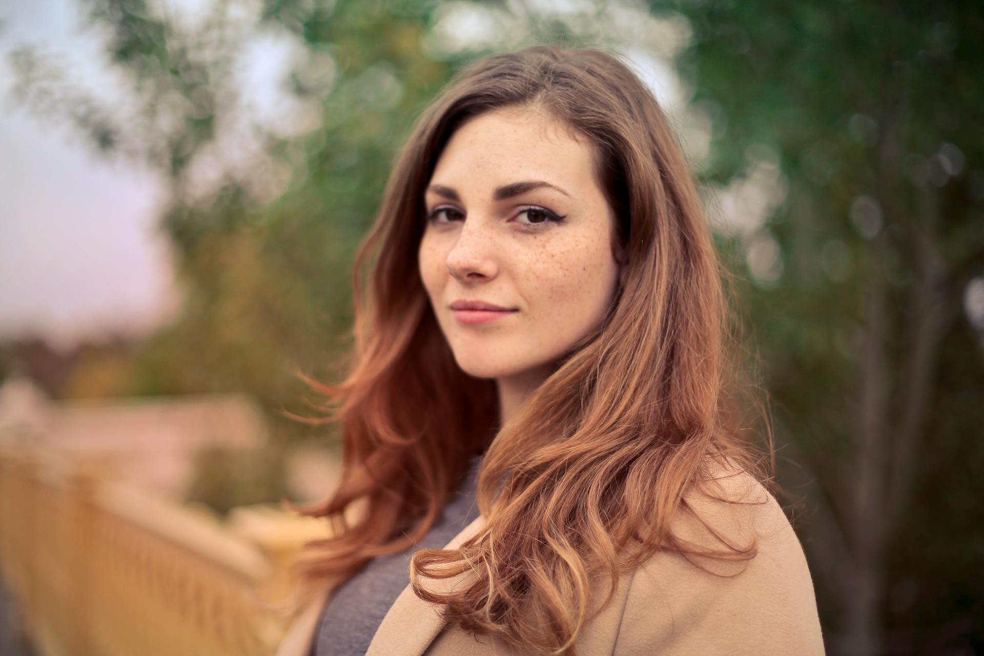 A close-up photo of a young woman standing outdoors | Source: Pexels