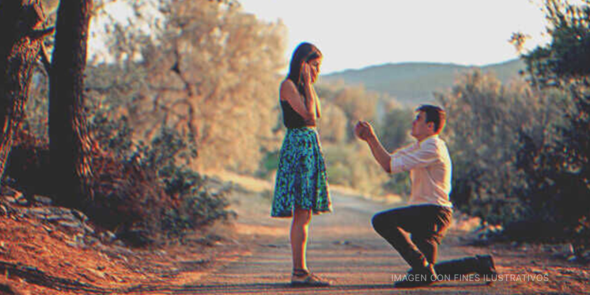 Hombre proponiéndole matrimonio a una mujer. | Foto: Shutterstock