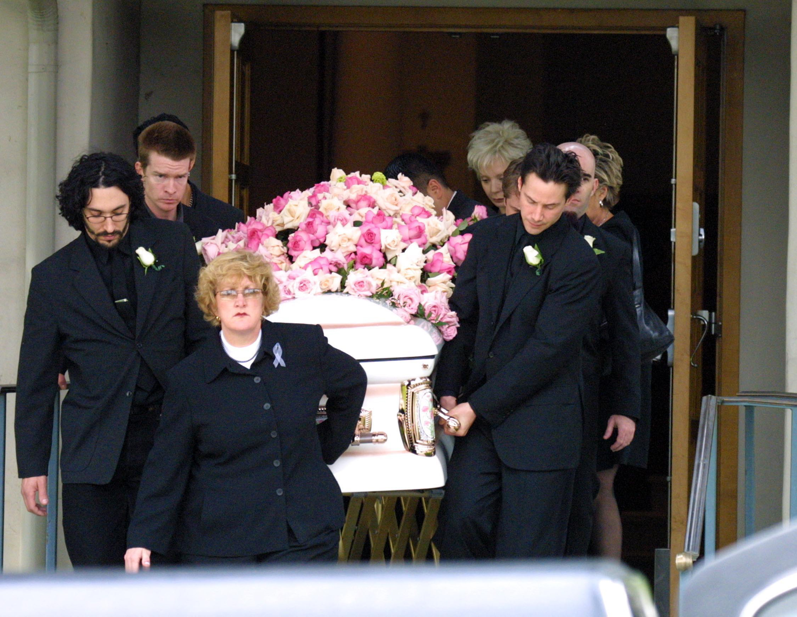 Keanu Reeves asiste al funeral de Jennifer Syme en Los Ángeles, 2001. | Foto: Getty Images