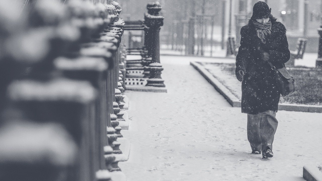 Persona caminando por una calle nevada. | Foto: Pixabay