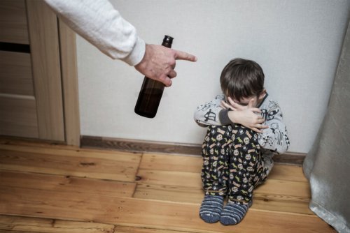 A young boy scared of his drinking father. | Source: Shutterstock.