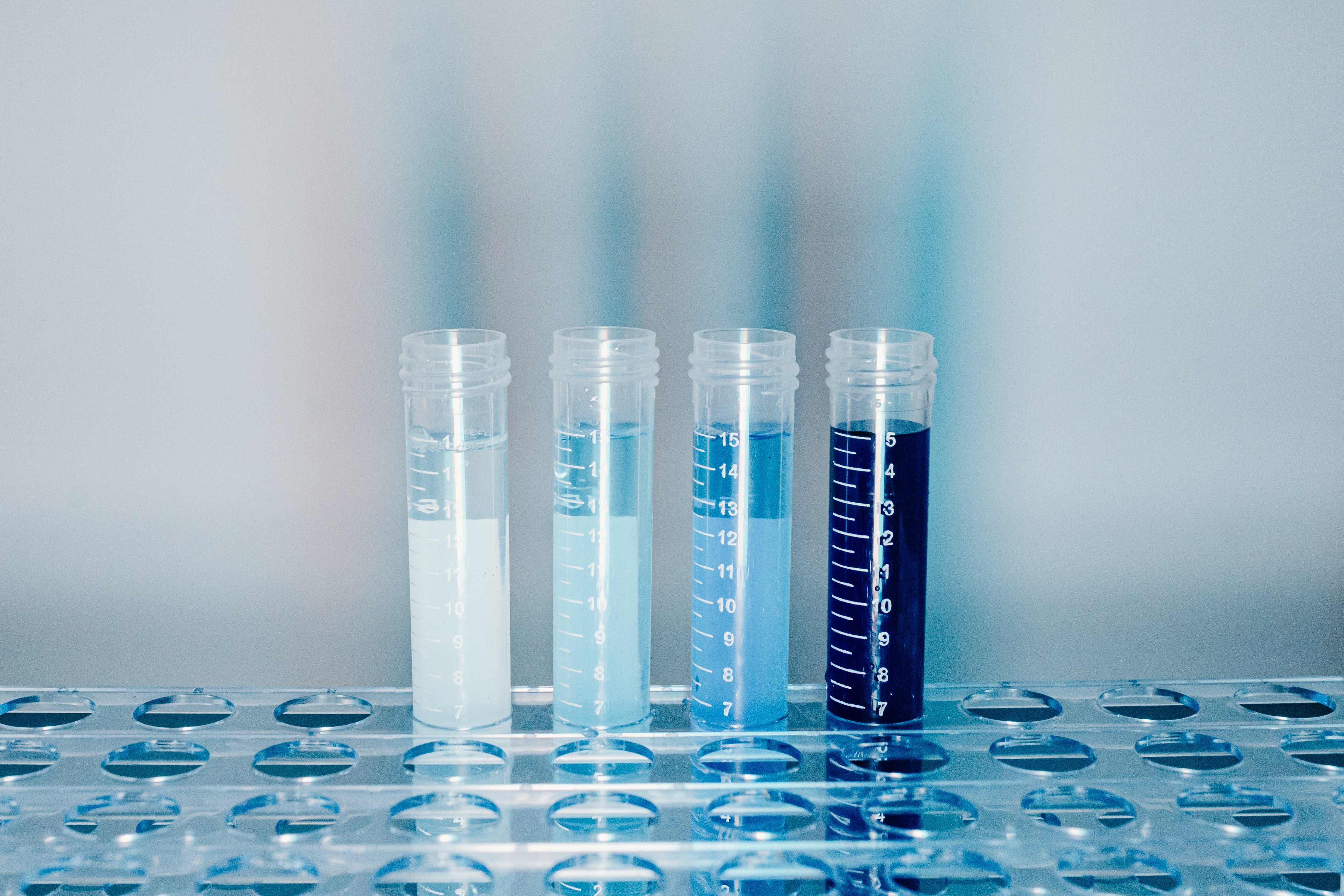 Algunos tubos con pruebas en un laboratorio. | Foto: Pexels