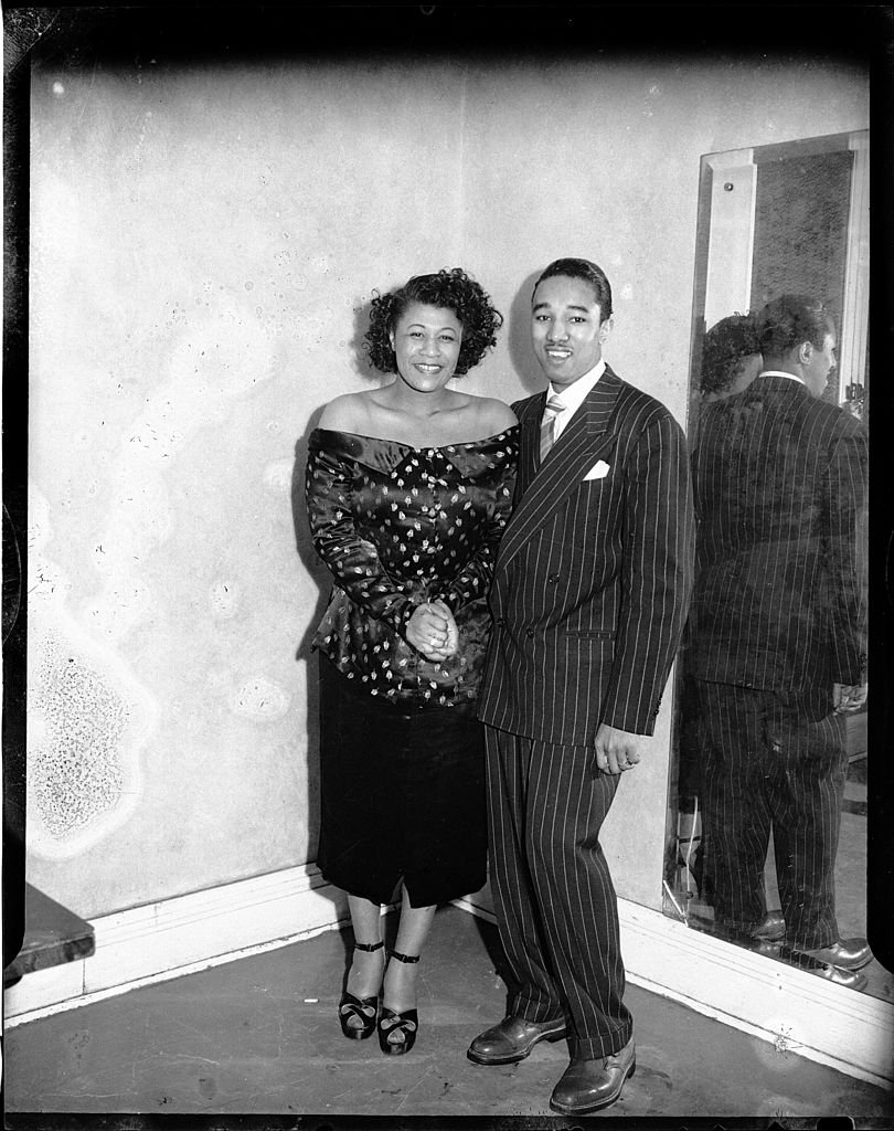 Ella Fitzgerald and Ray Brown standing in front of mirror at Pittsburgh, Pennsylvania on January 01, 1949 | Photo: Getty Images