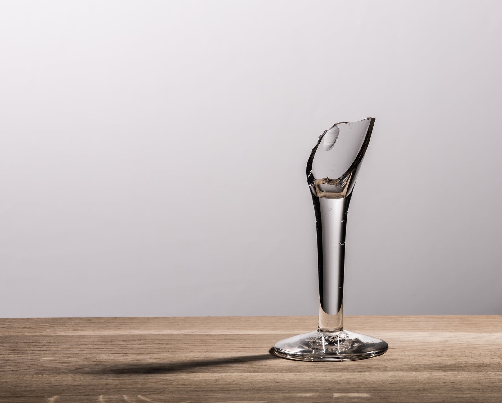 Una copa rota sobre una mesa. | Foto: Pexels
