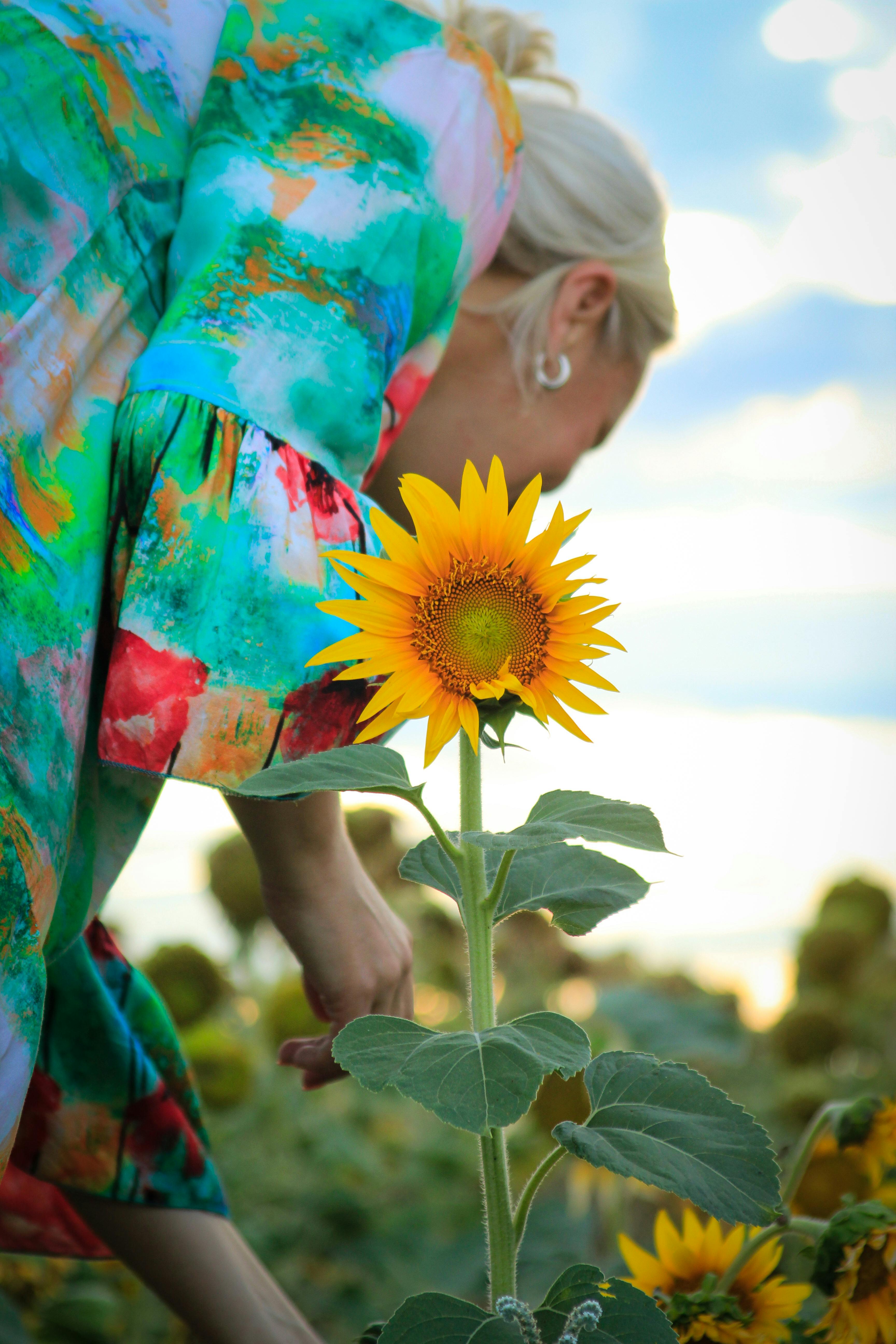 A woman in her garden | Source: Pexels