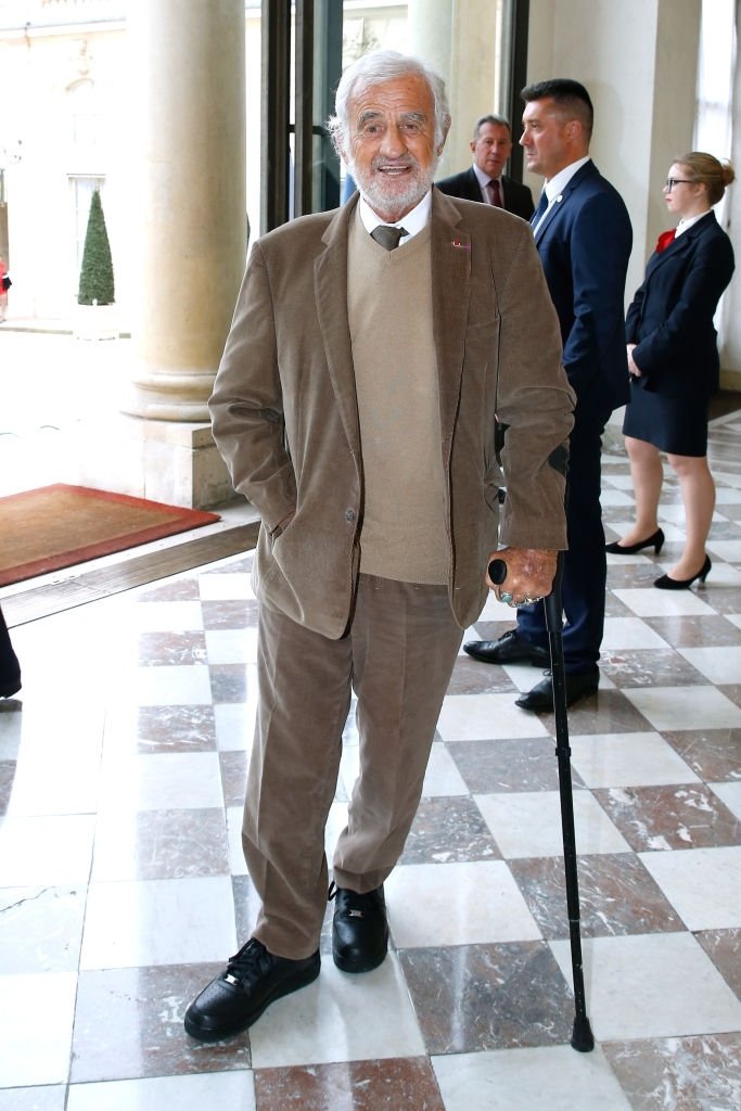 Jean-Paul Belmondo assiste à l'élévation de Claude Brasseur au rang d'"Officier de la Légion d'Honneur" à l'Élysée, le 13 mars 2017 à Paris, en France. | Photo : Getty Images