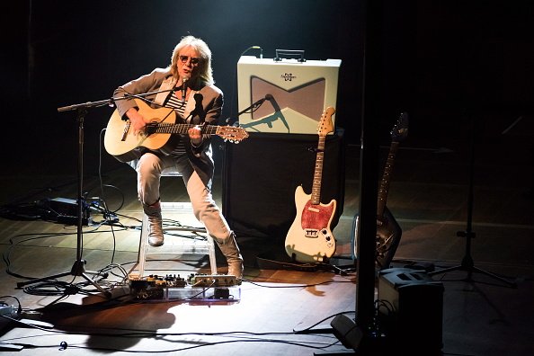 Le chanteur Christophe en concert live dans le cadre du festival 'Voix de Fête' le 9 mars 2015. | Photo : Getty Images.