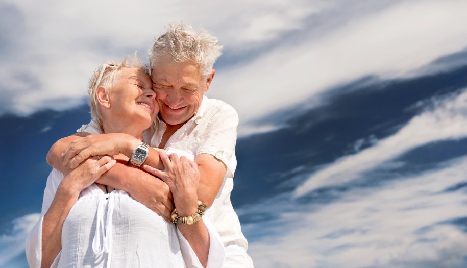 Un couple qui s'enlace. | Photo : Getty Images