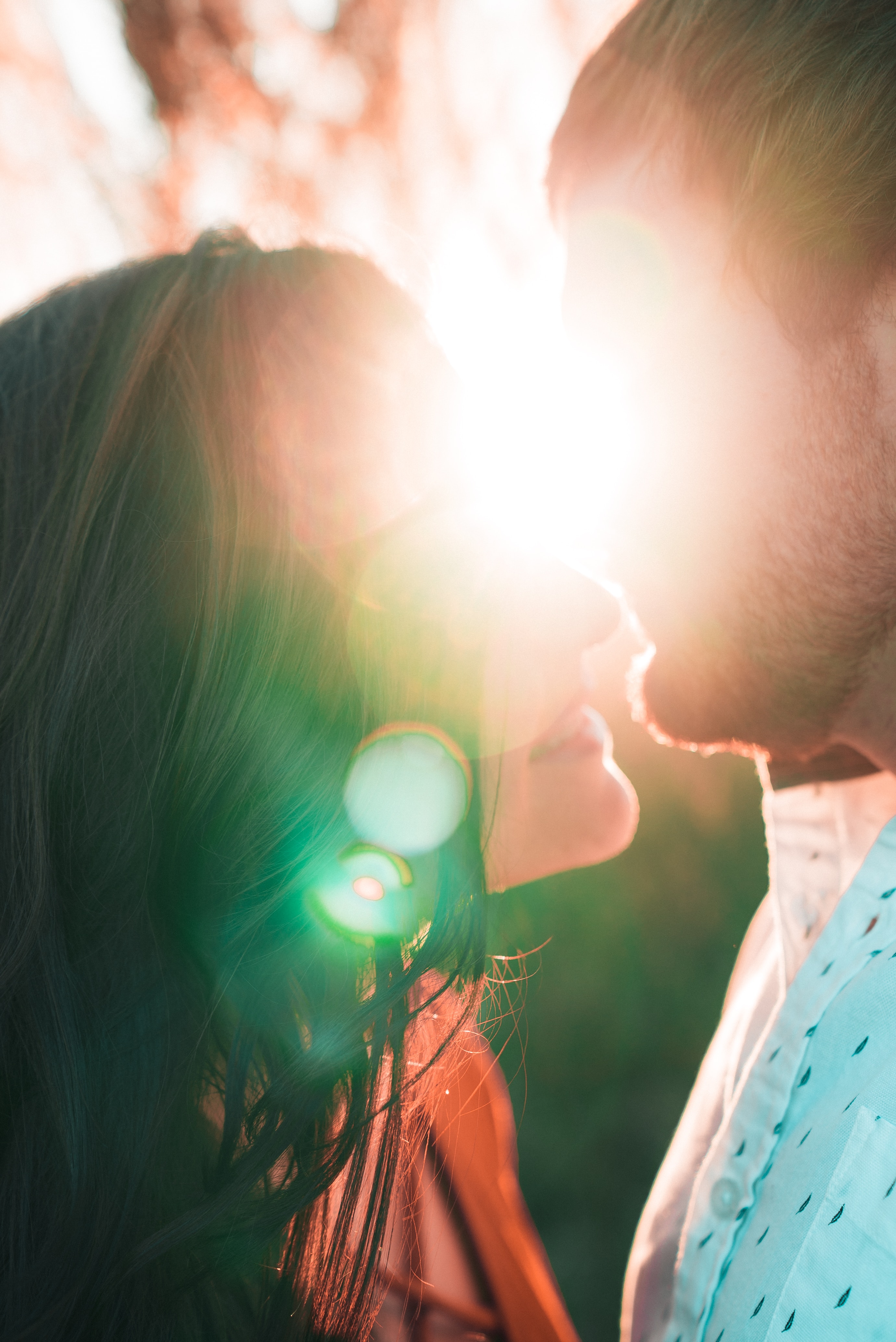 Couple kissing during golden hour. | Source: Unsplash