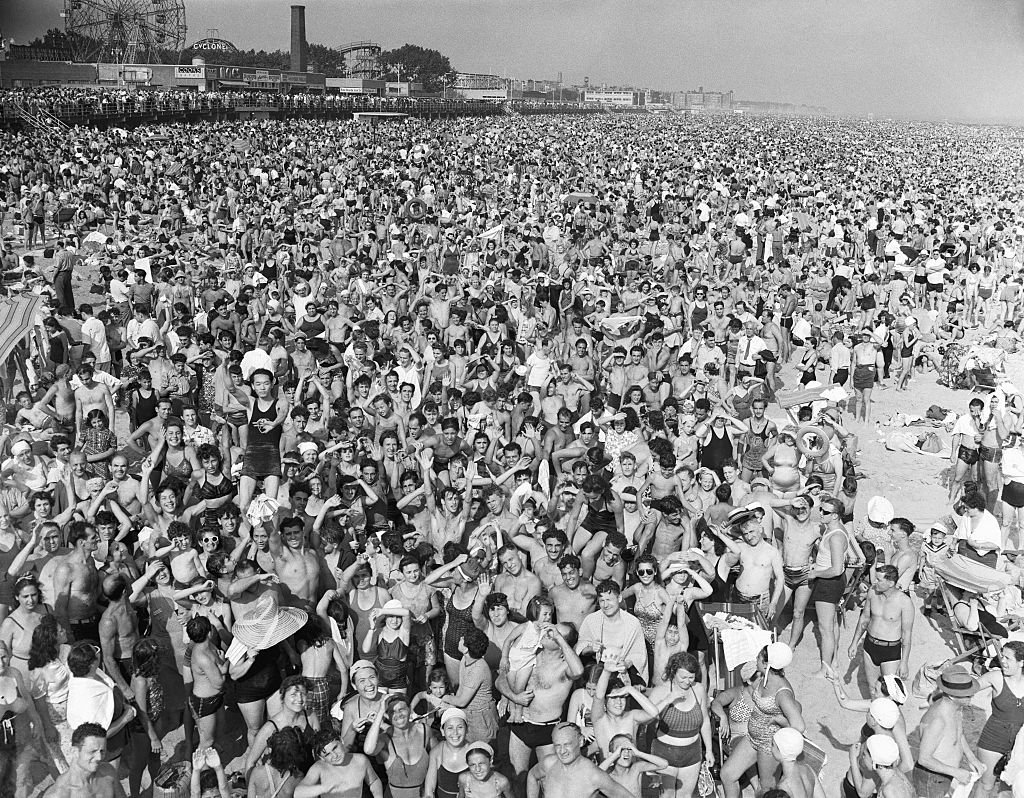 Massive crowd at Coney Island in July of 1940 amidst a heatwave | Source: Getty Images