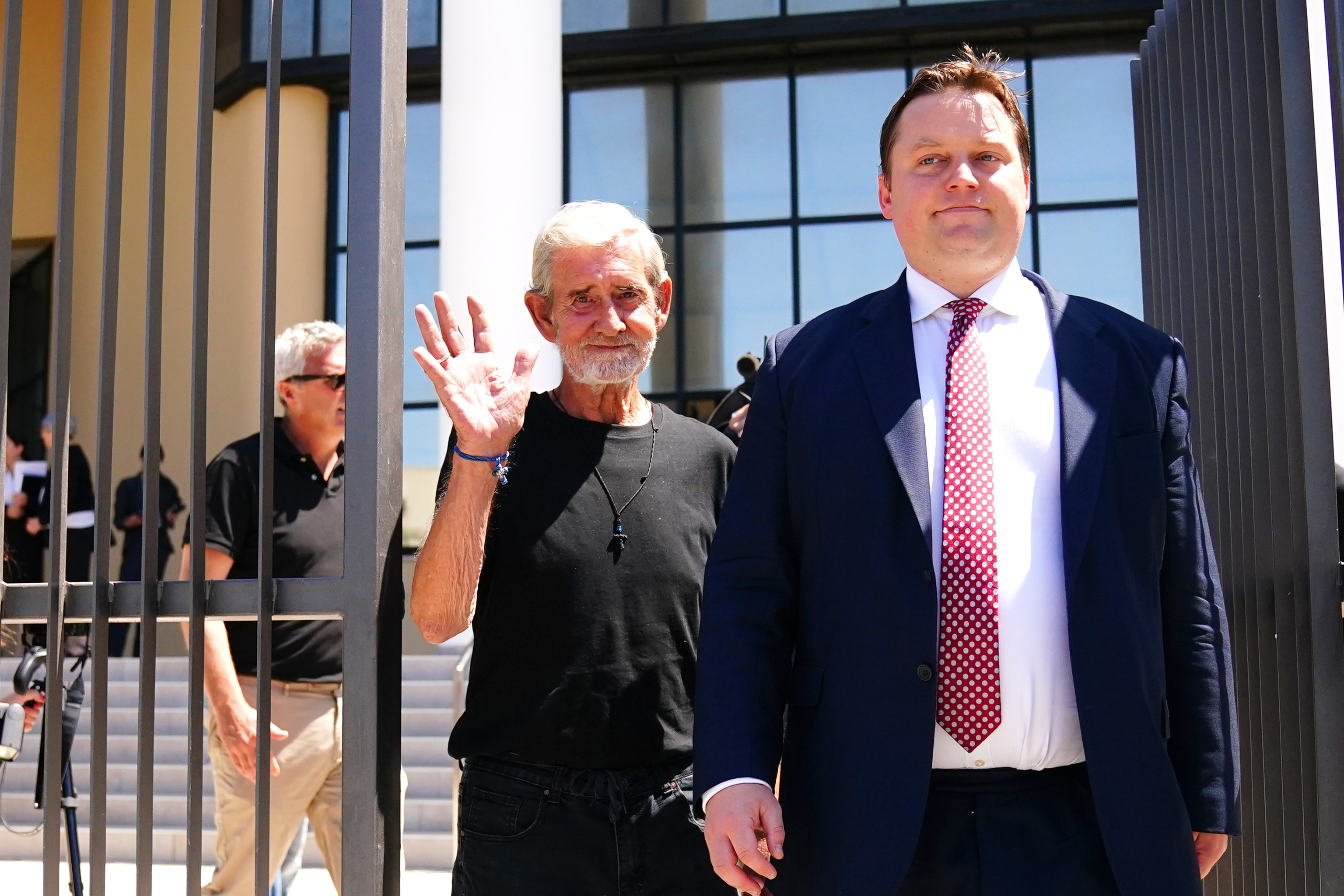 David Hunter mit Michael Polak vor dem Bezirksgericht Paphos in Zypern am 31. Juli 2023 | Quelle: Getty Images