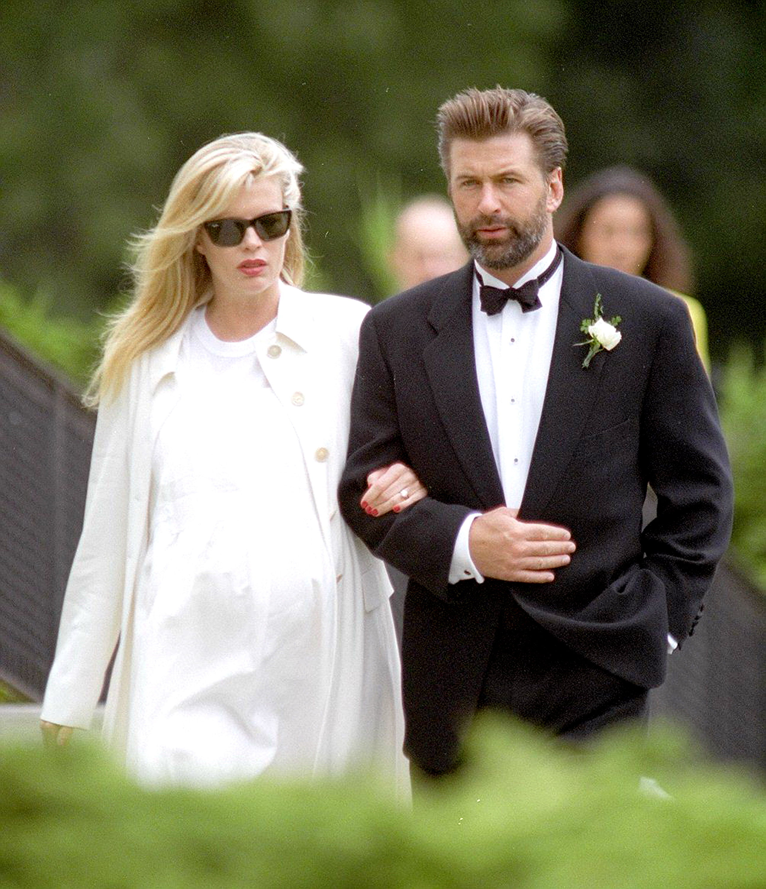 Kim Basinger and Alec Baldwin attend a wedding on September 9, 1995, in Southampton, New York. | Source: Getty Images