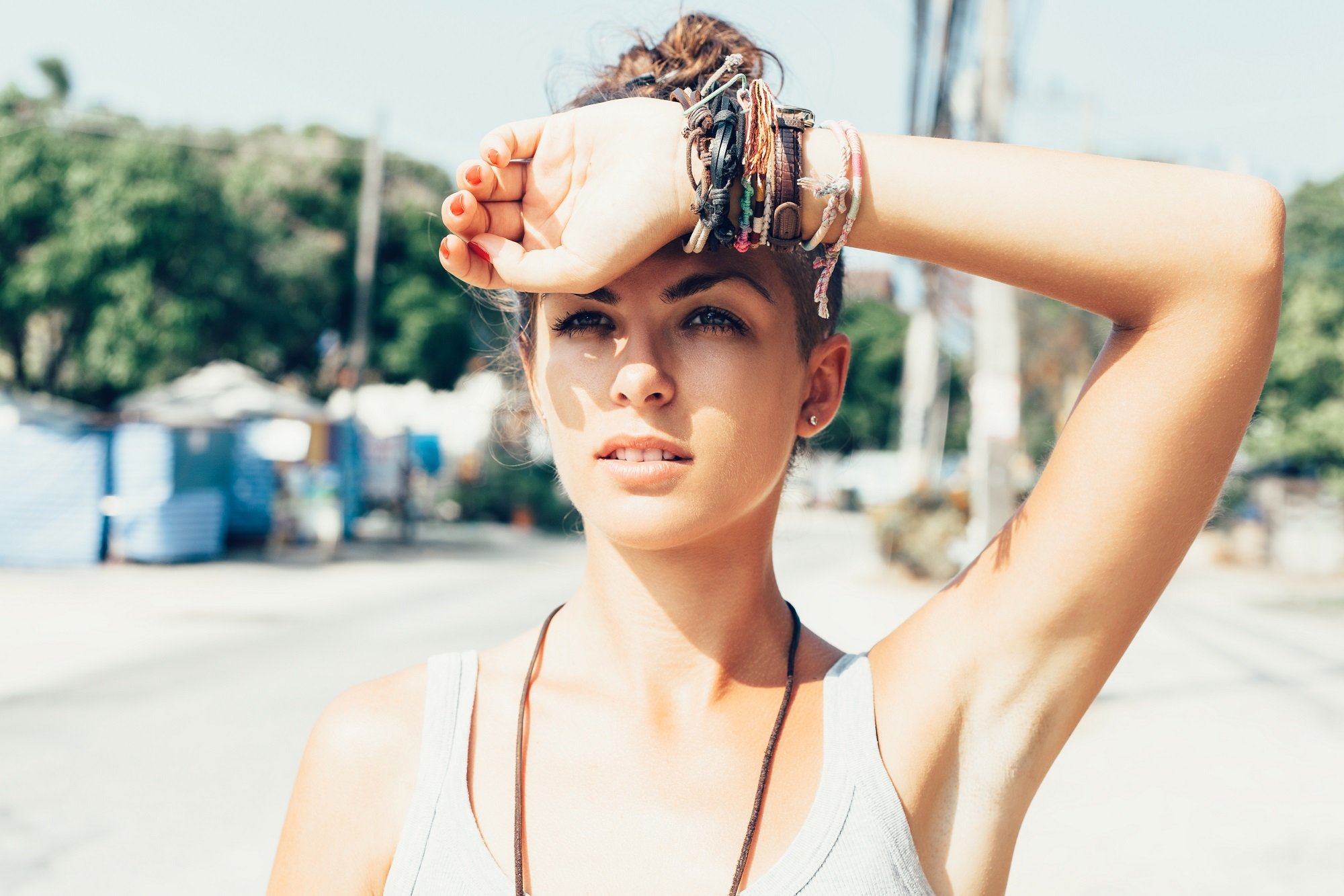 Mujer bajo el sol en día caluroso. | Foto: Shutterstock