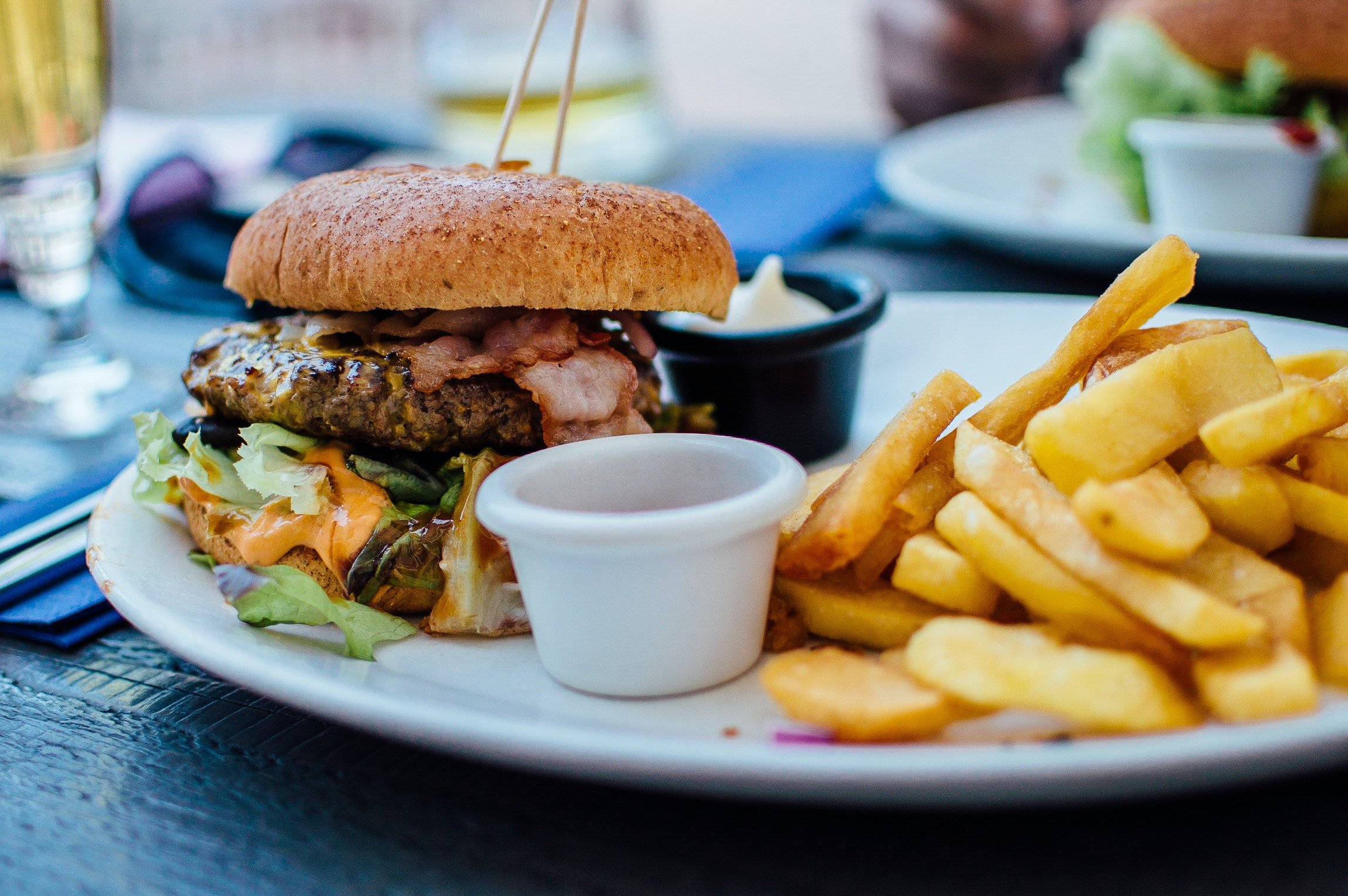 Un plato con una hamburguesa y papas fritas. | Foto: Pexels