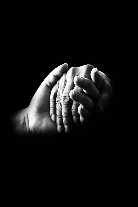 Main dans la main. | Photo : Pixabay