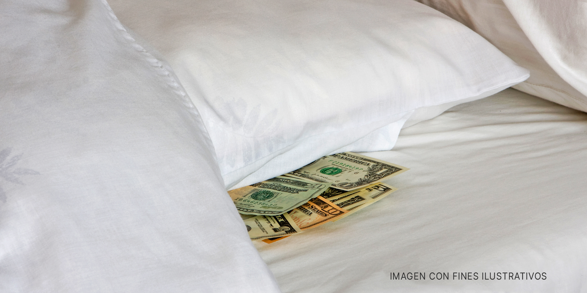 Dinero escondido bajo una almohada. | Foto: Shutterstock