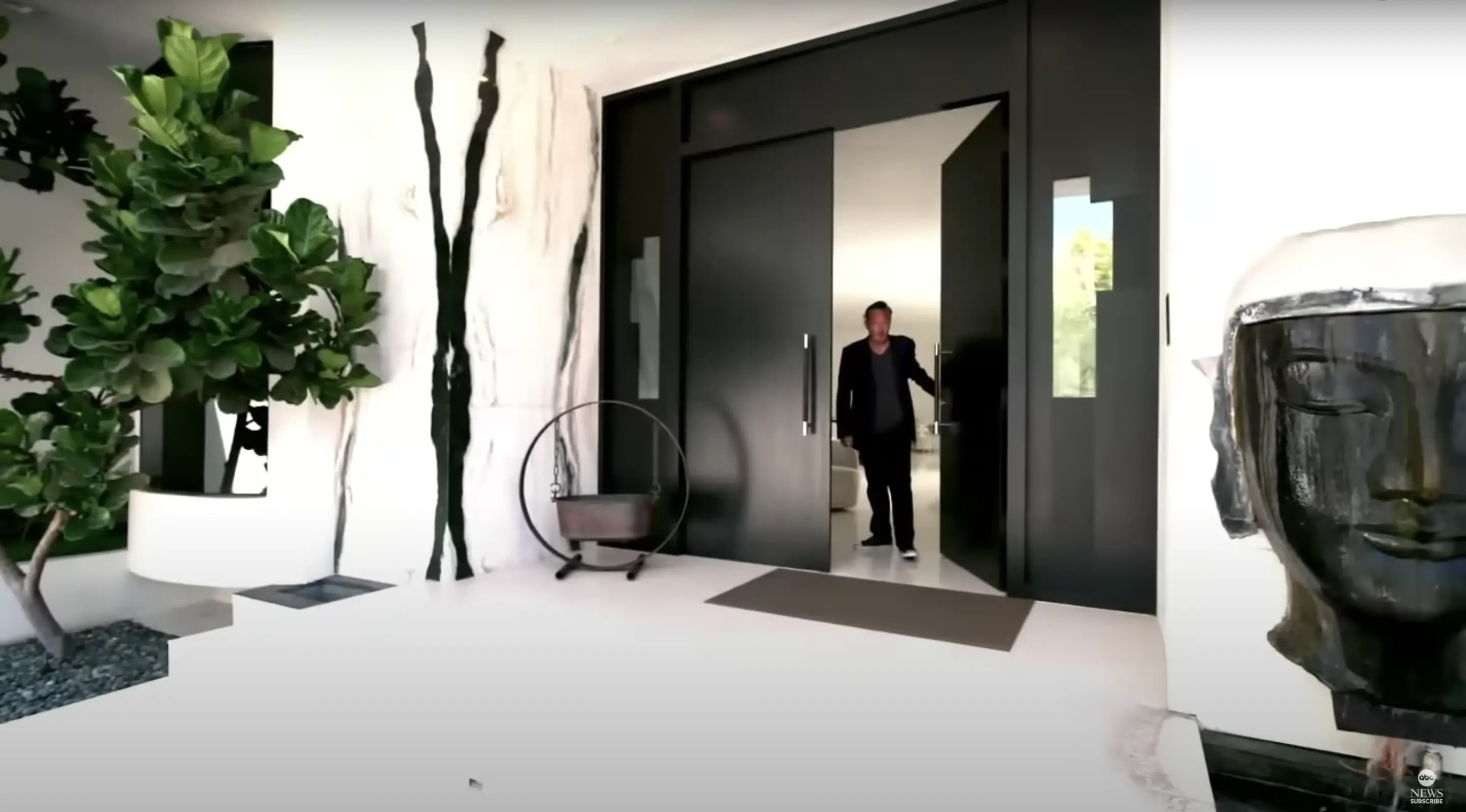Matthew Perry's house from a video dated October 29, 2022 | Source: Youtube.com/@ABCNews