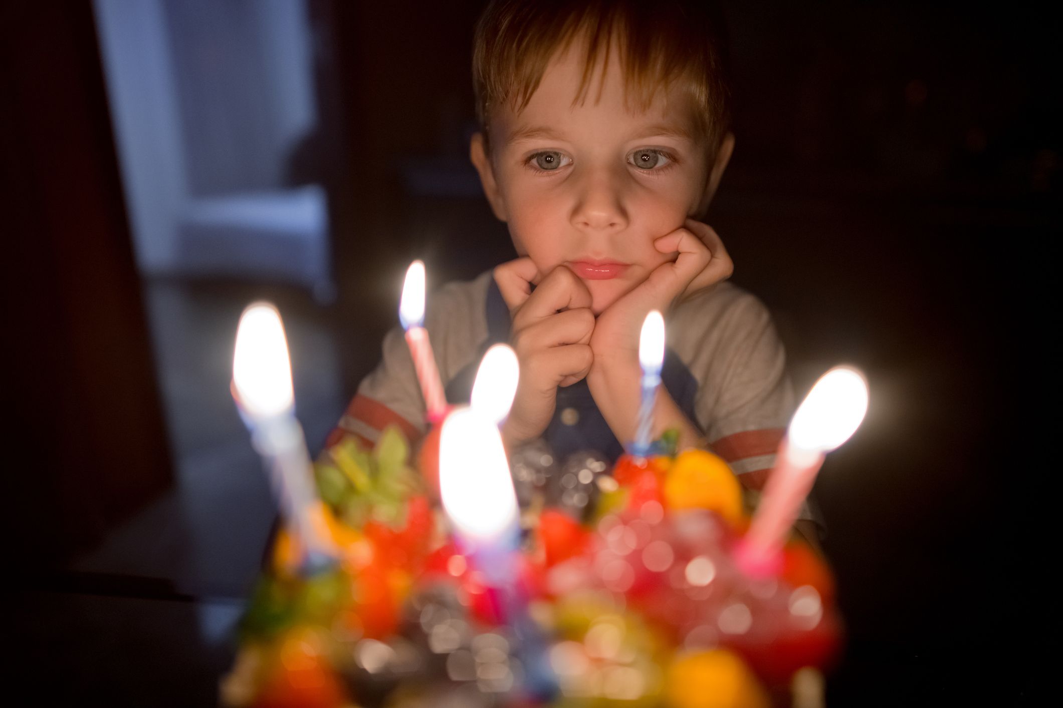 A little boy looking at a birthday cake. | Source: Getty Images