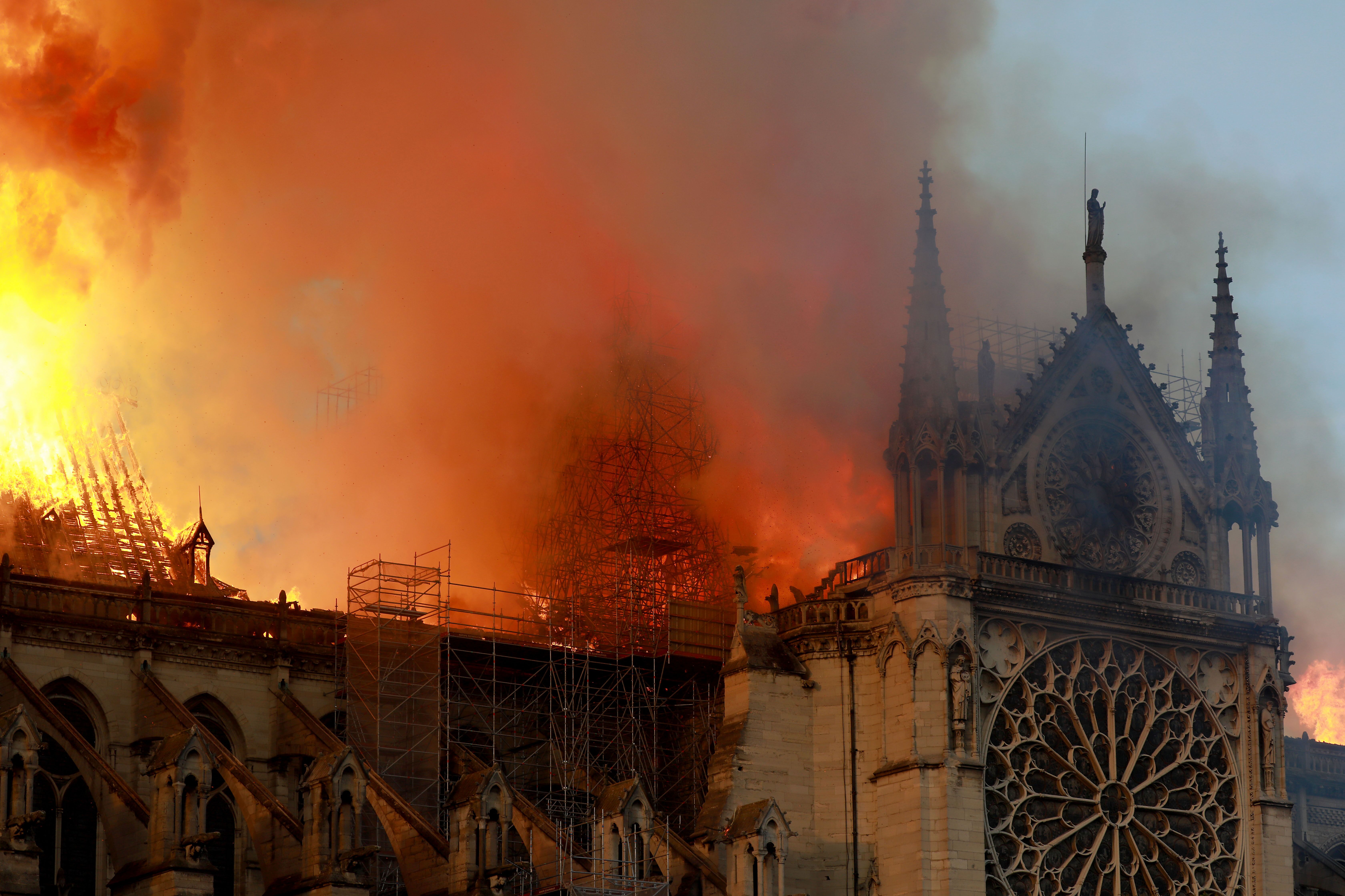 собор парижской богоматери пожар
