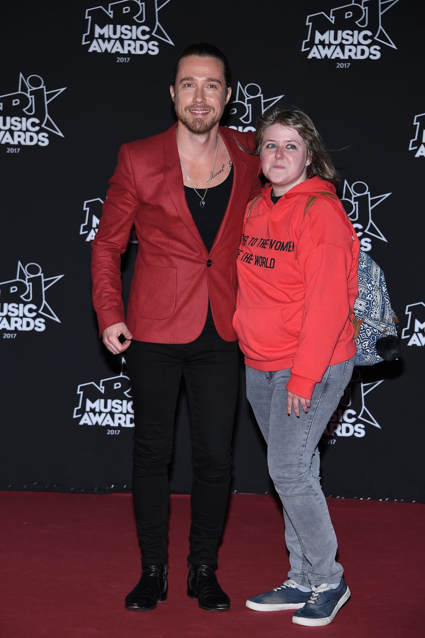 Julien Doré et l'une de ses fans lors des NRJ Music Awards 2017 / Source : Getty Images