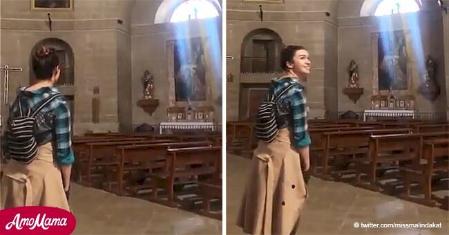 Une femme commence à chanter dans la cathédrale et l'écho magique rend sa voix angélique