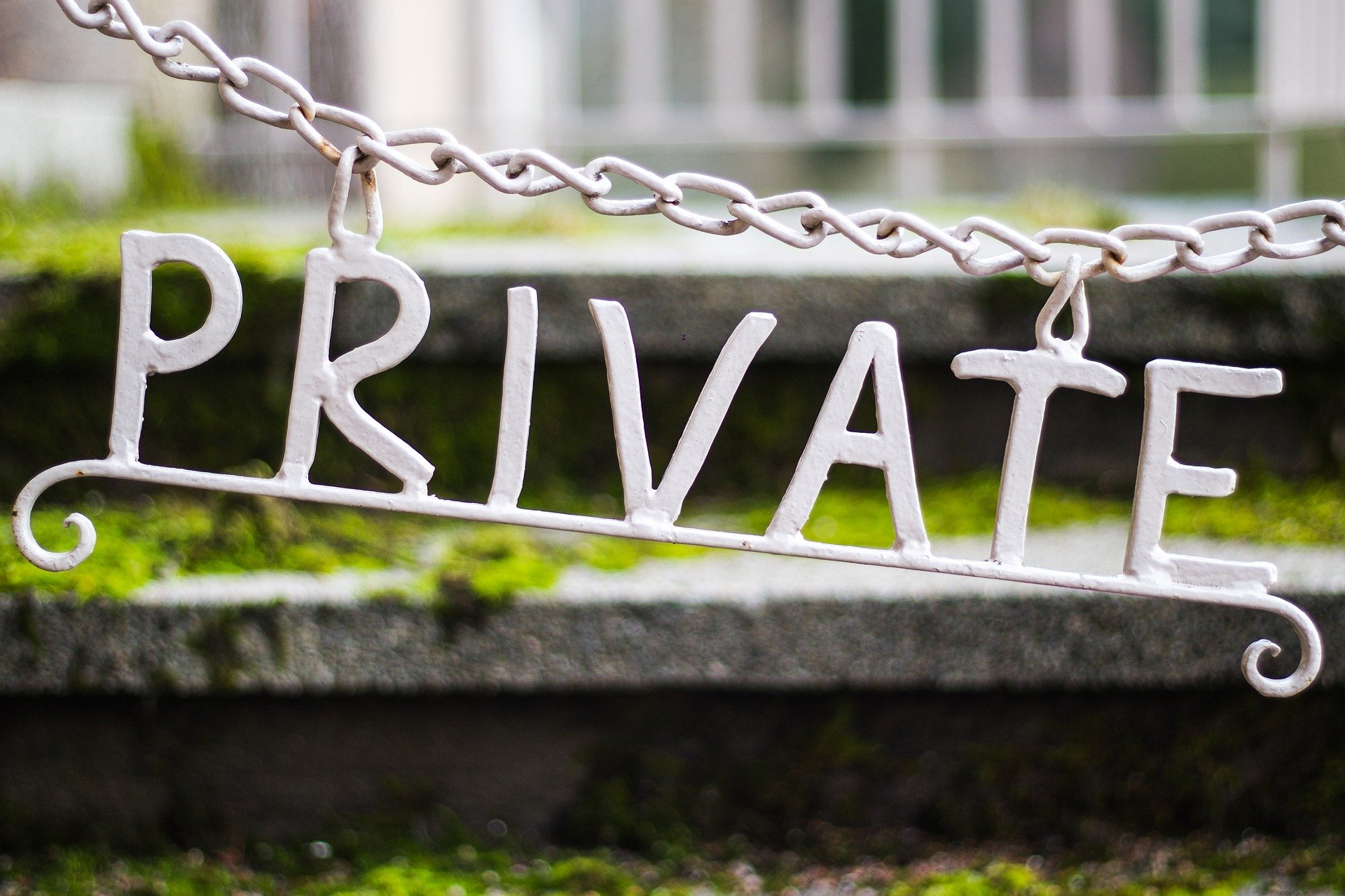 Une enseigne "privée" suspendue à des chaînes. | Sources : Pixabay