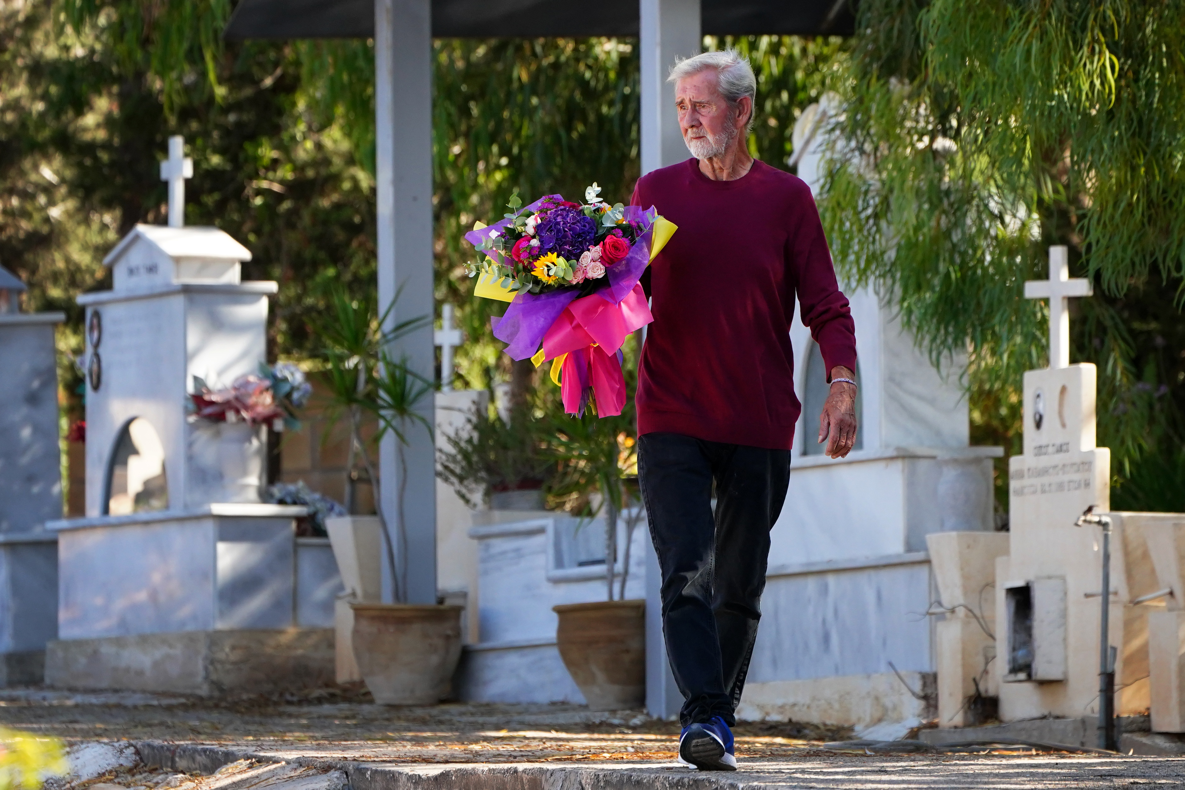 David Hunter mit Blumen am Grab seiner Frau am 1. August 2023 | Quelle: Getty Images