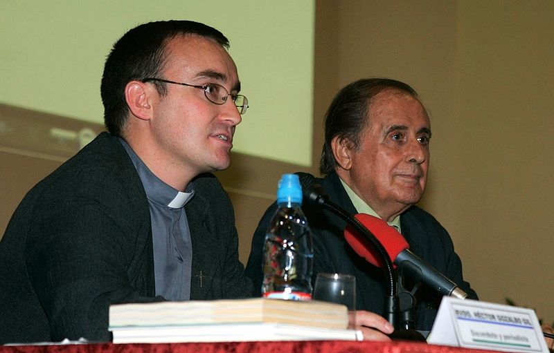 Jaime Peñafiel y Héctor Gozalbo durante una conferencia en las fiestas patronales de Figueroles en 2008. | Foto: Wikipedia