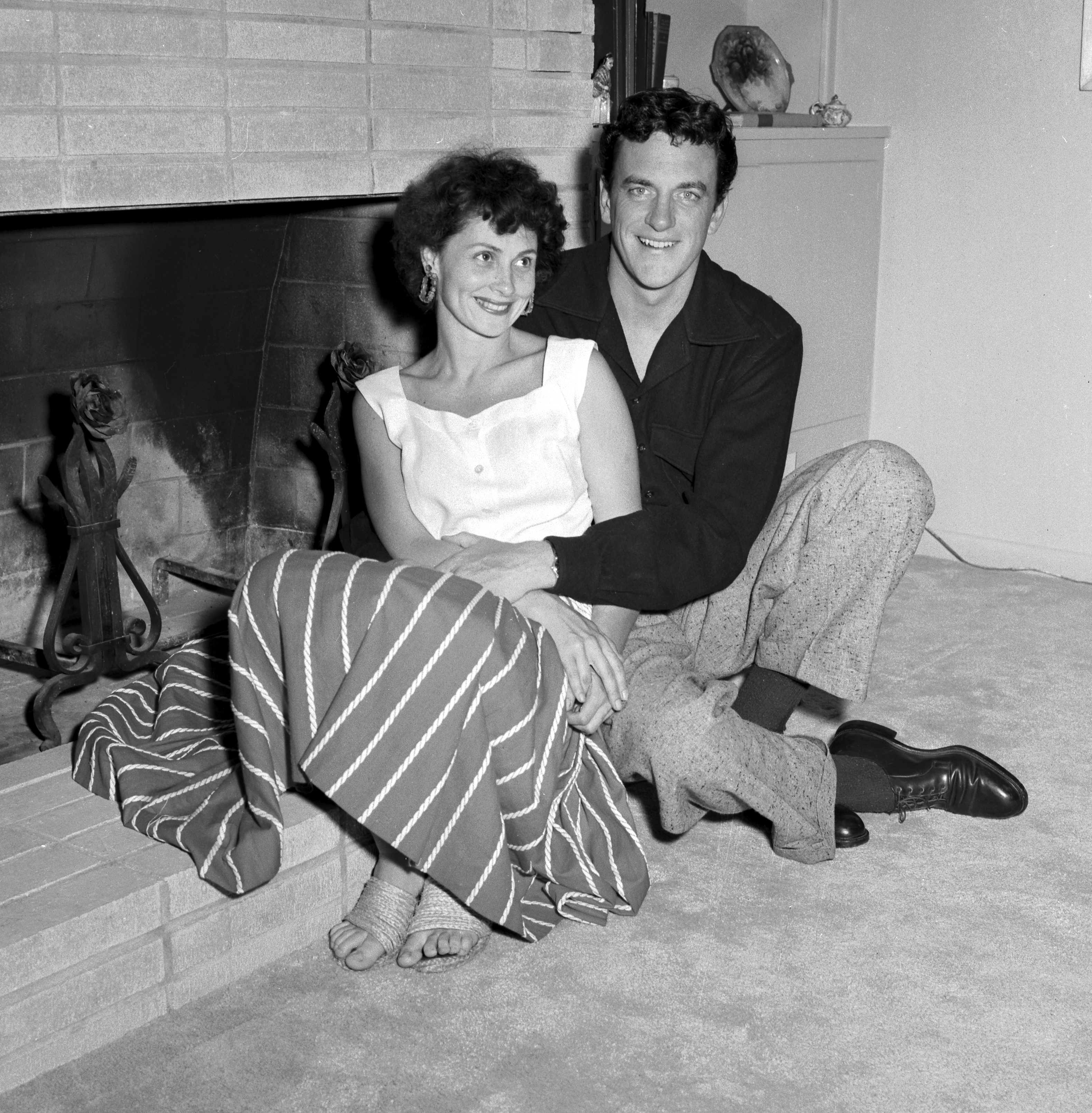 Virginia Arness and James Arness at home on July 23, 1955. | Source: Getty Images