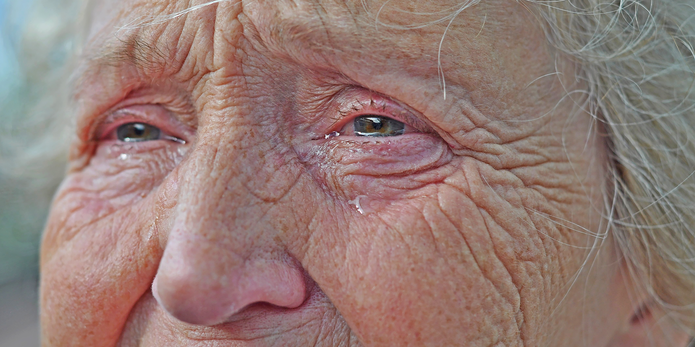 Crying elderly lady | Source: Shutterstock