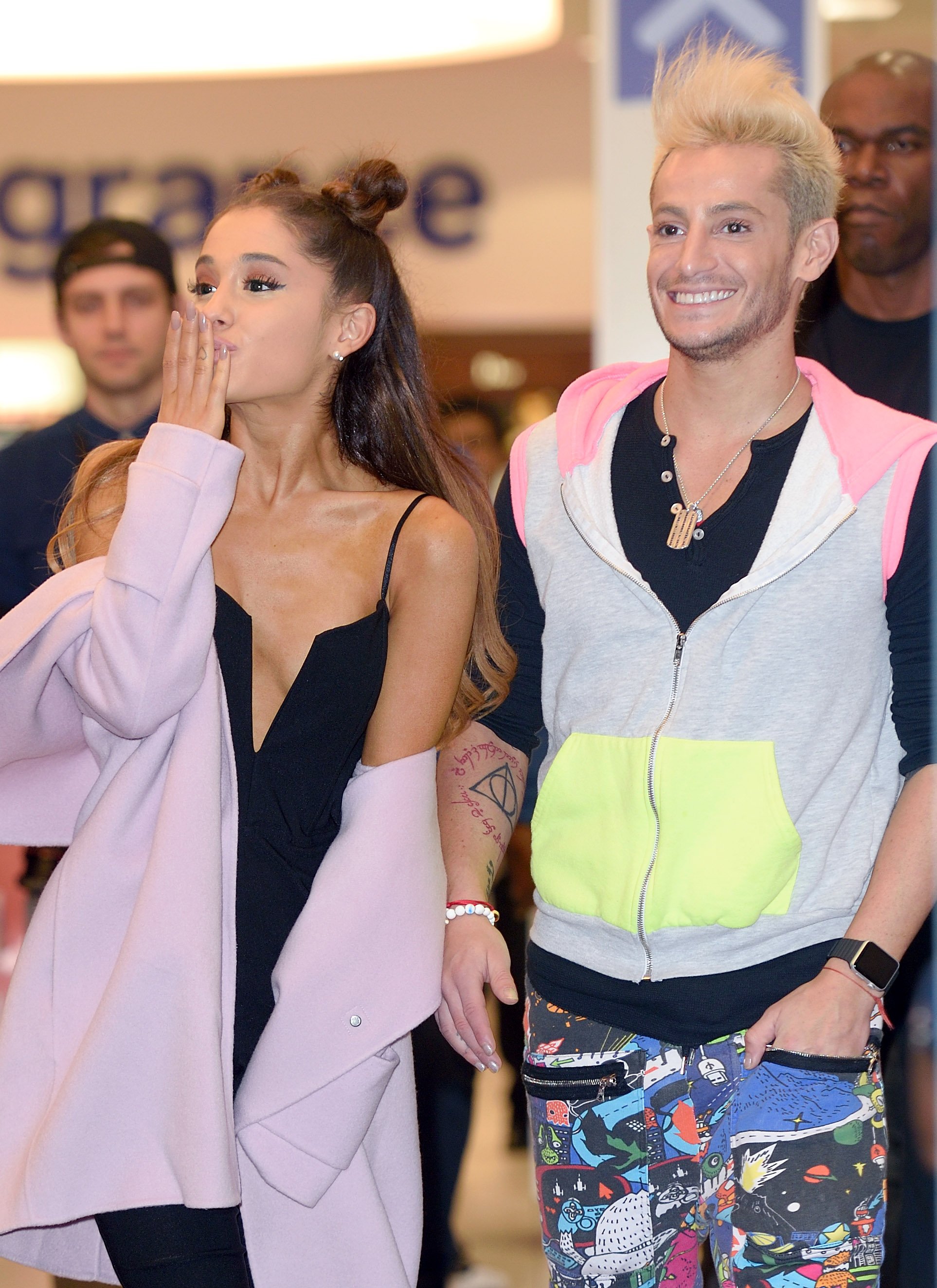 Ariana Grande ve erkek kardeşi Frankie Grande, 4 Kasım 2015'te Londra, İngiltere'de Piccadilly Circus'ta ilk parfüm serisi Ari by Ariana Grande'nin lansmanı için bir fotoğraf görüşmesine katıldılar.  |  Kaynak: Getty Images