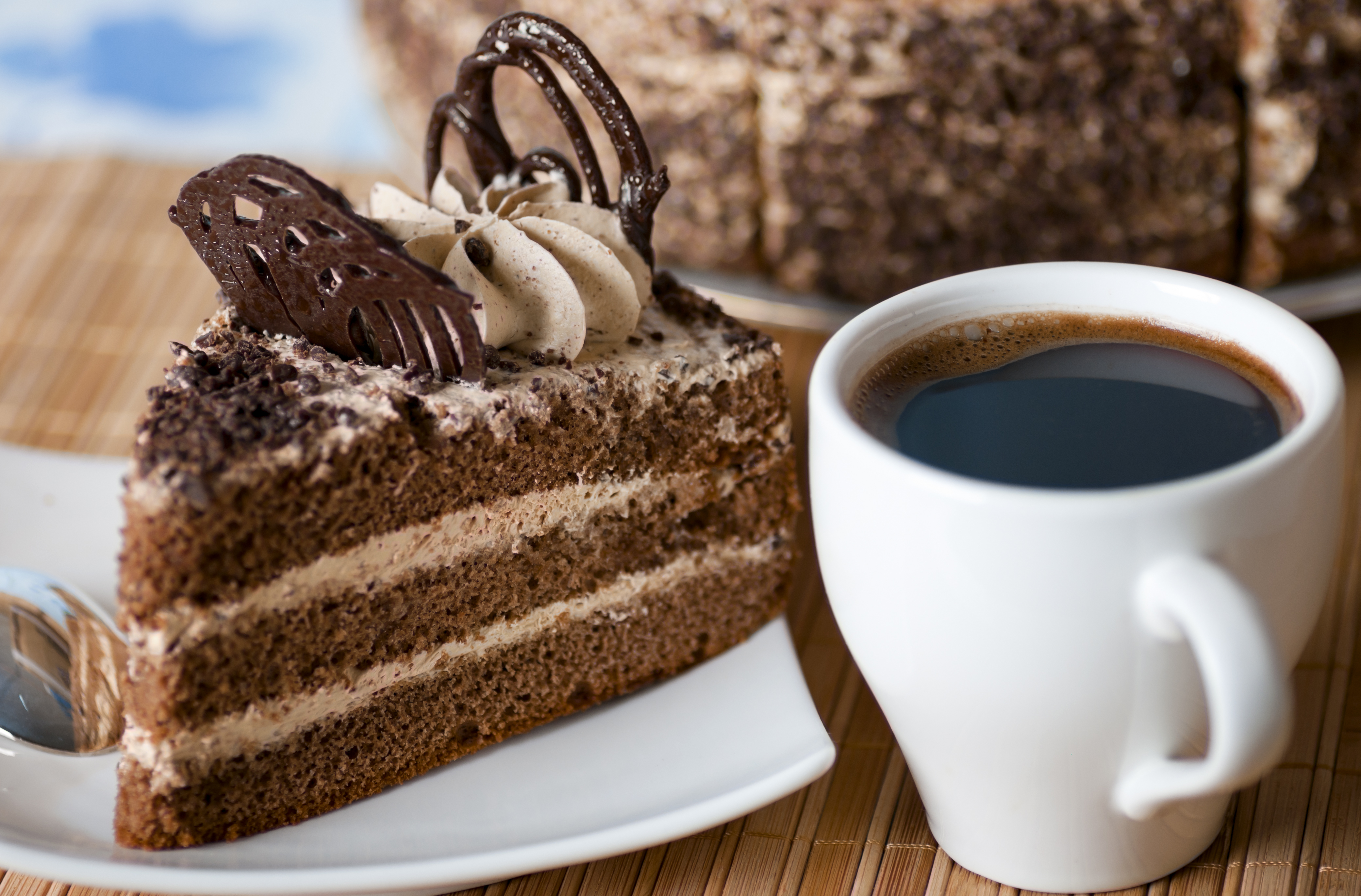 A cup of coffee next to a slice of chocolate cake | Source: Shutterstock