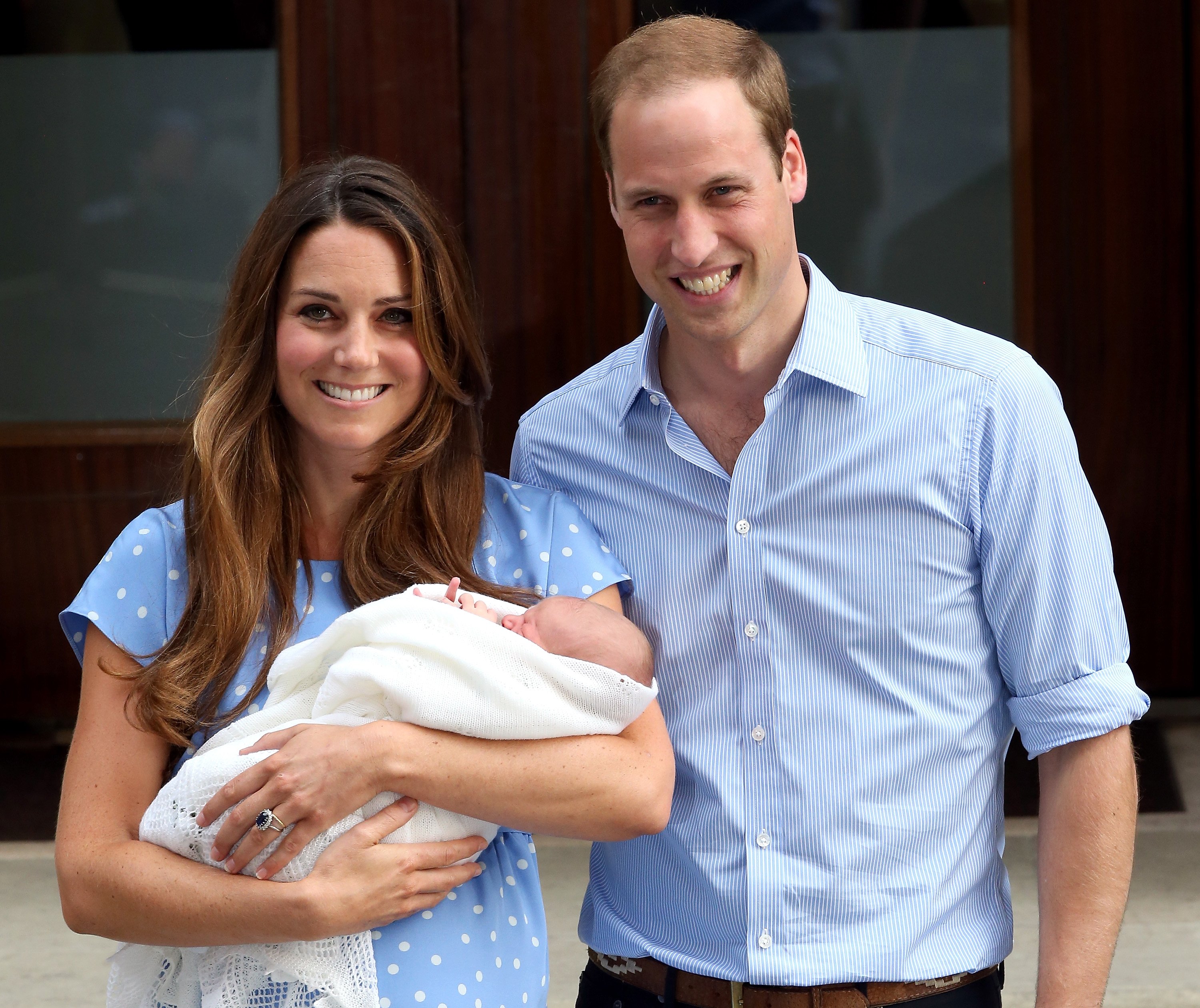 Príncipe William y Kate Middleton con George recién nacido, 23 de julio de 2013 en Londres. | Foto: Getty Images