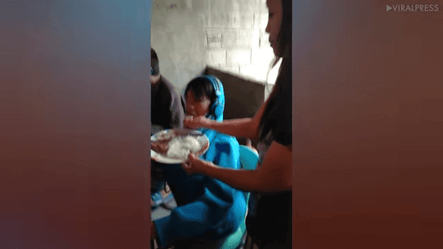 Madre alimentando a su hijo mientras juega / Imagen tomada de: YouTube / Viral Press Madre alimentando a su hijo mientras juega / Imagen tomada de: YouTube / Viral Press