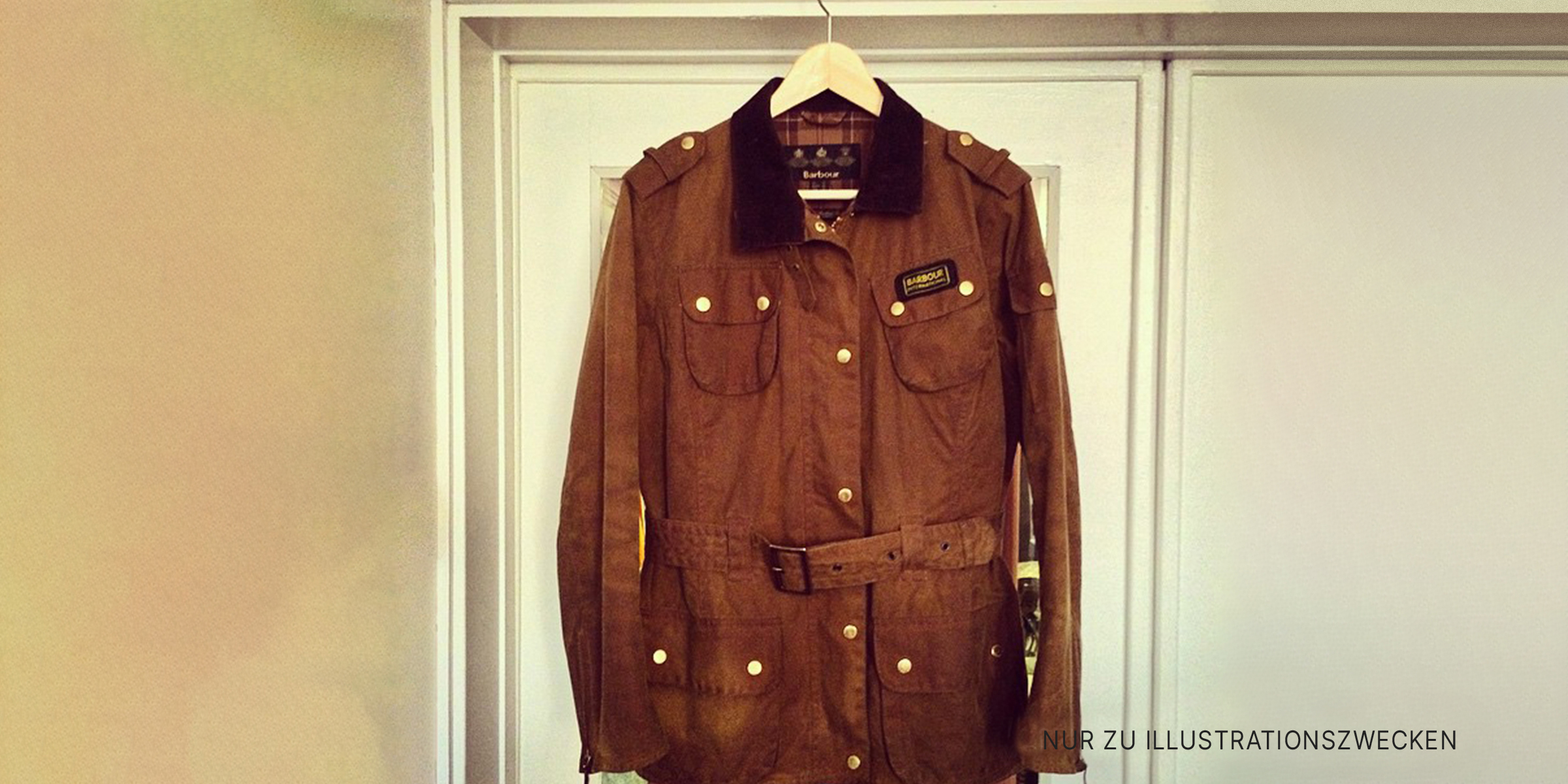 Braune Jacke auf einem Kleiderbügel | Quelle: Flickr