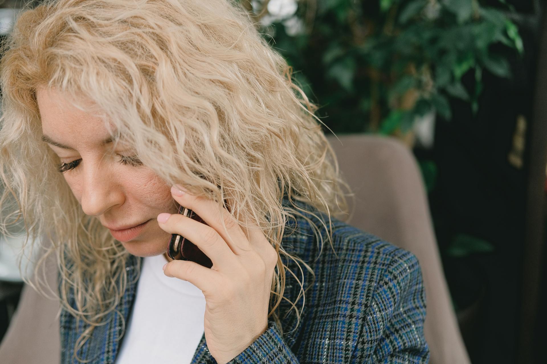 A woman on a phone call | Source: Pexels